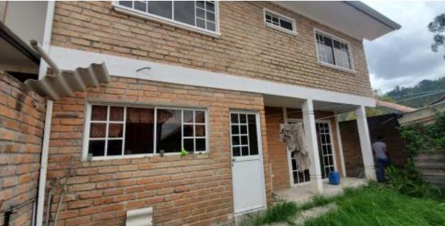 Casa de 3 Niveles en Urbanización Privada – Espacio, Seguridad y Confort en Cuenca