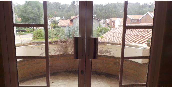 Casa de 3 Niveles en Urbanización Privada – Espacio, Seguridad y Confort en Cuenca
