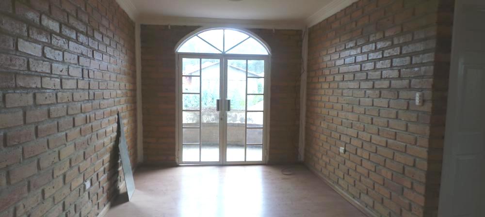 Casa de 3 Niveles en Urbanización Privada – Espacio, Seguridad y Confort en Cuenca