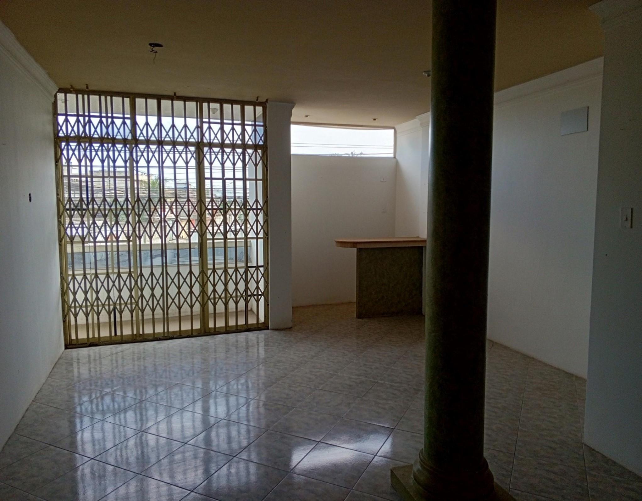 Casa multifamiliar con local comercial en  Machala