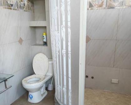 Casa multifamiliar con local comercial en  Machala