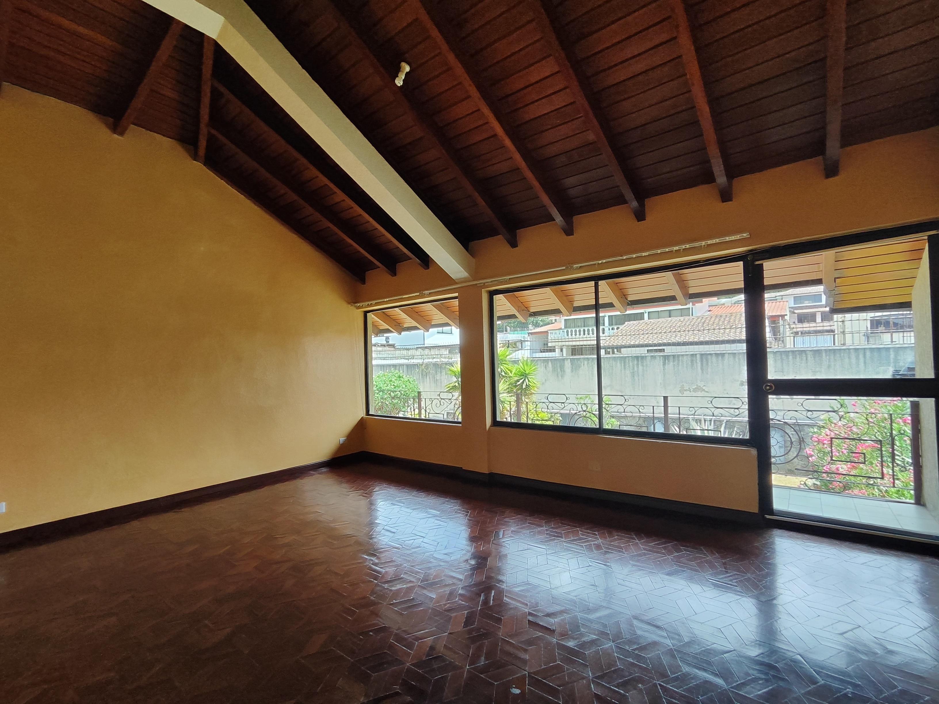 Amplia Casa De Venta En Urb. La Colina, Sangolqui