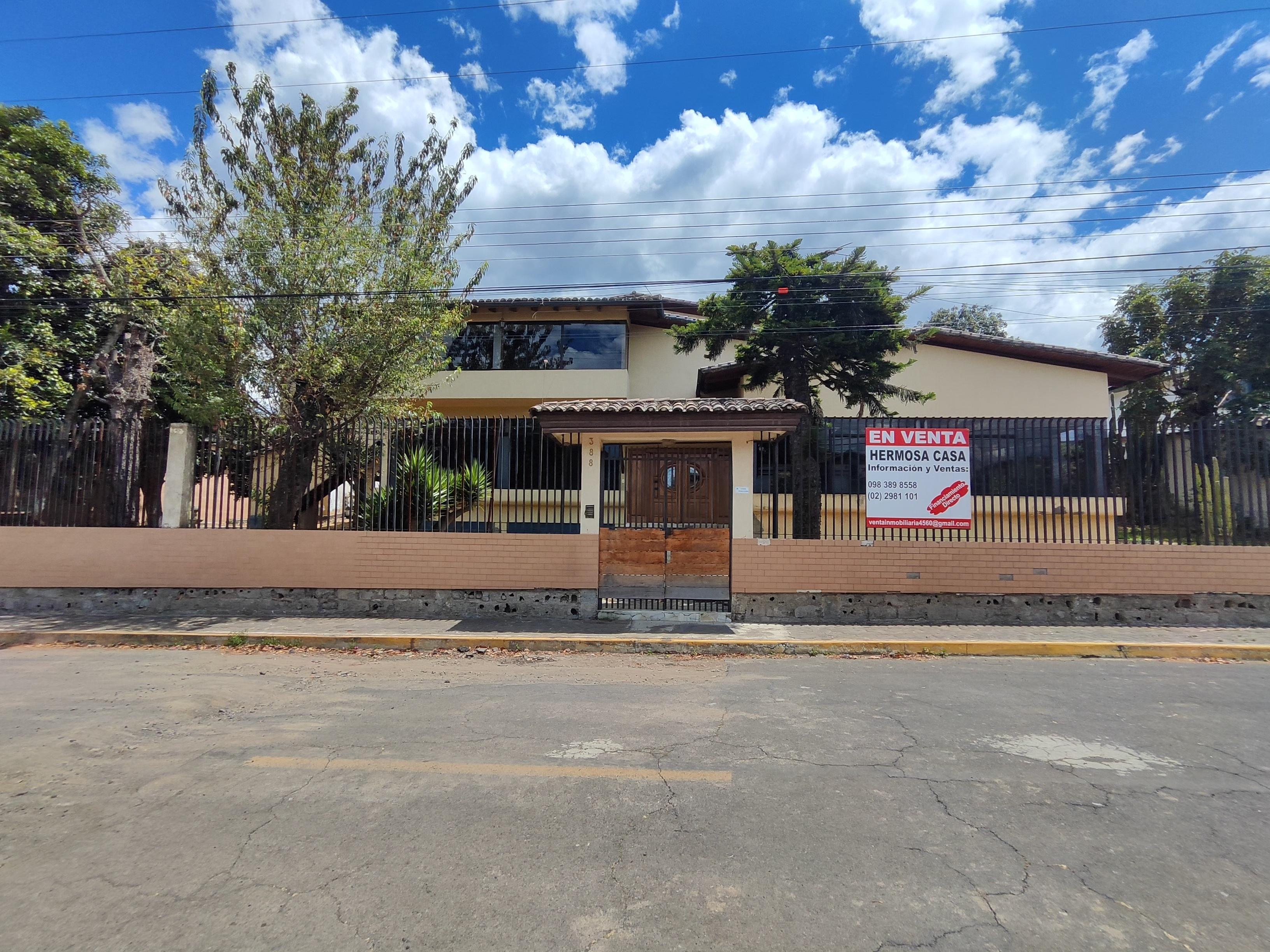 Amplia Casa De Venta En Urb. La Colina, Sangolqui