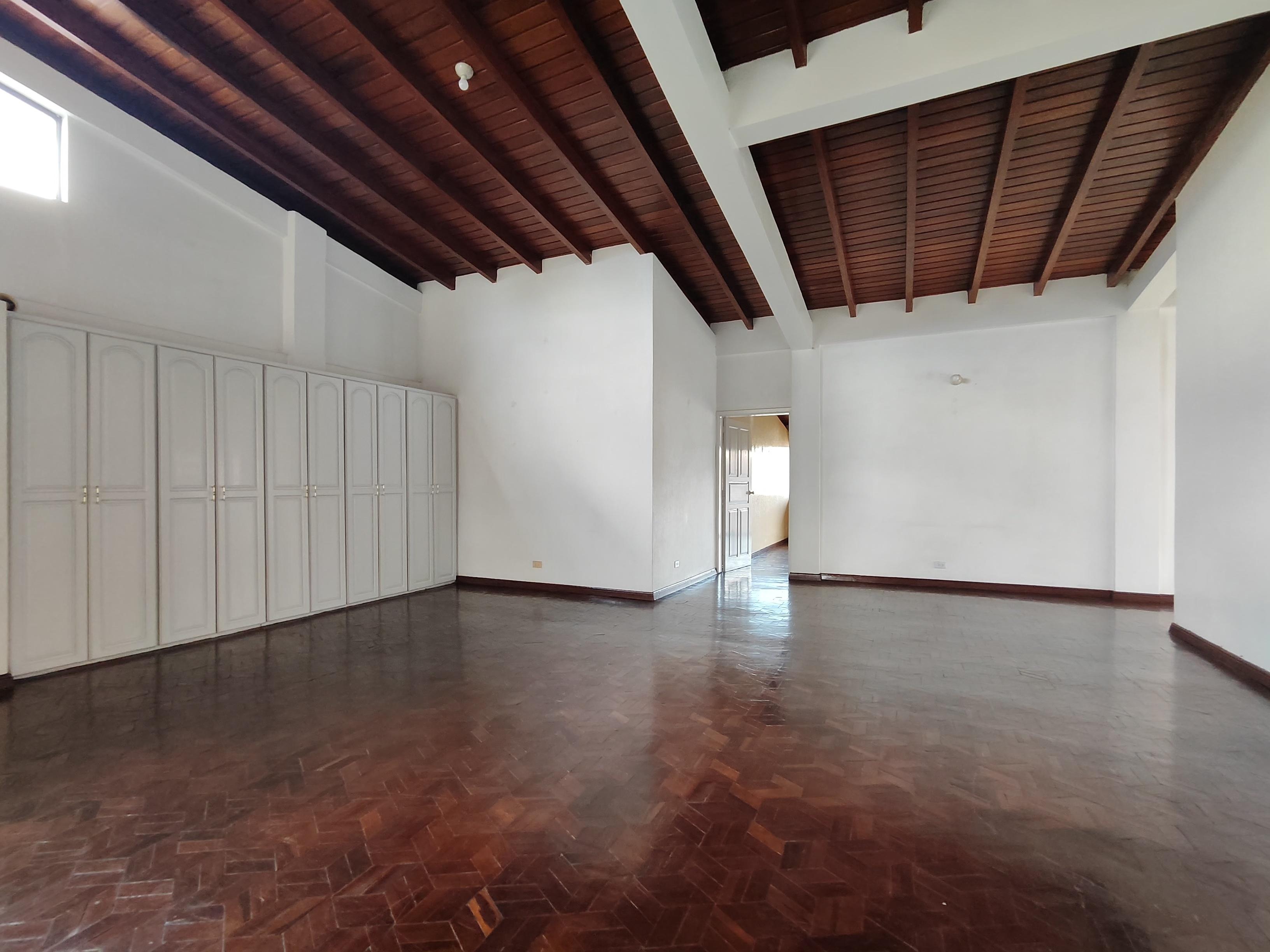 Amplia Casa De Venta En Urb. La Colina, Sangolqui