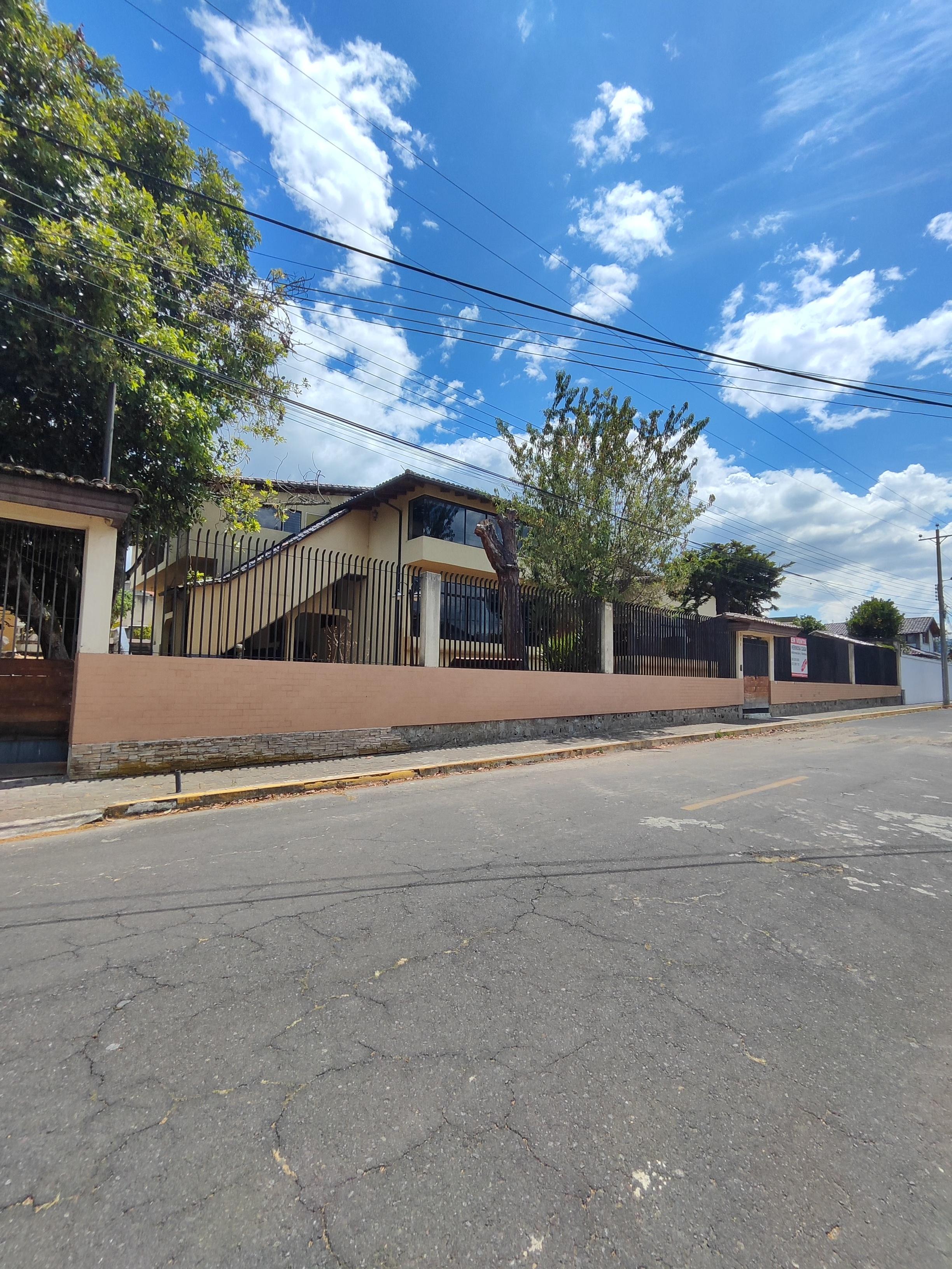 Amplia Casa De Venta En Urb. La Colina, Sangolqui