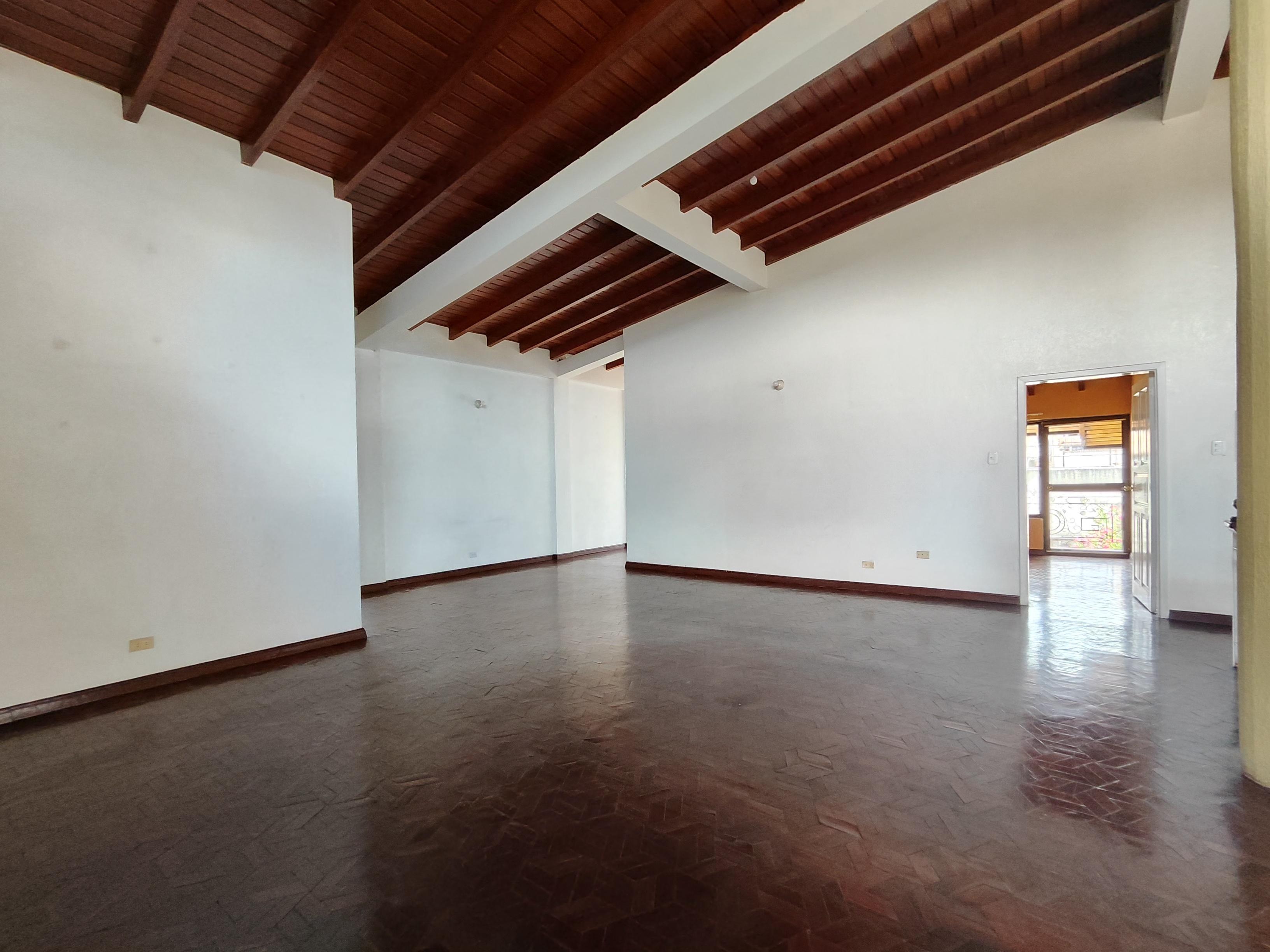 Amplia Casa De Venta En Urb. La Colina, Sangolqui