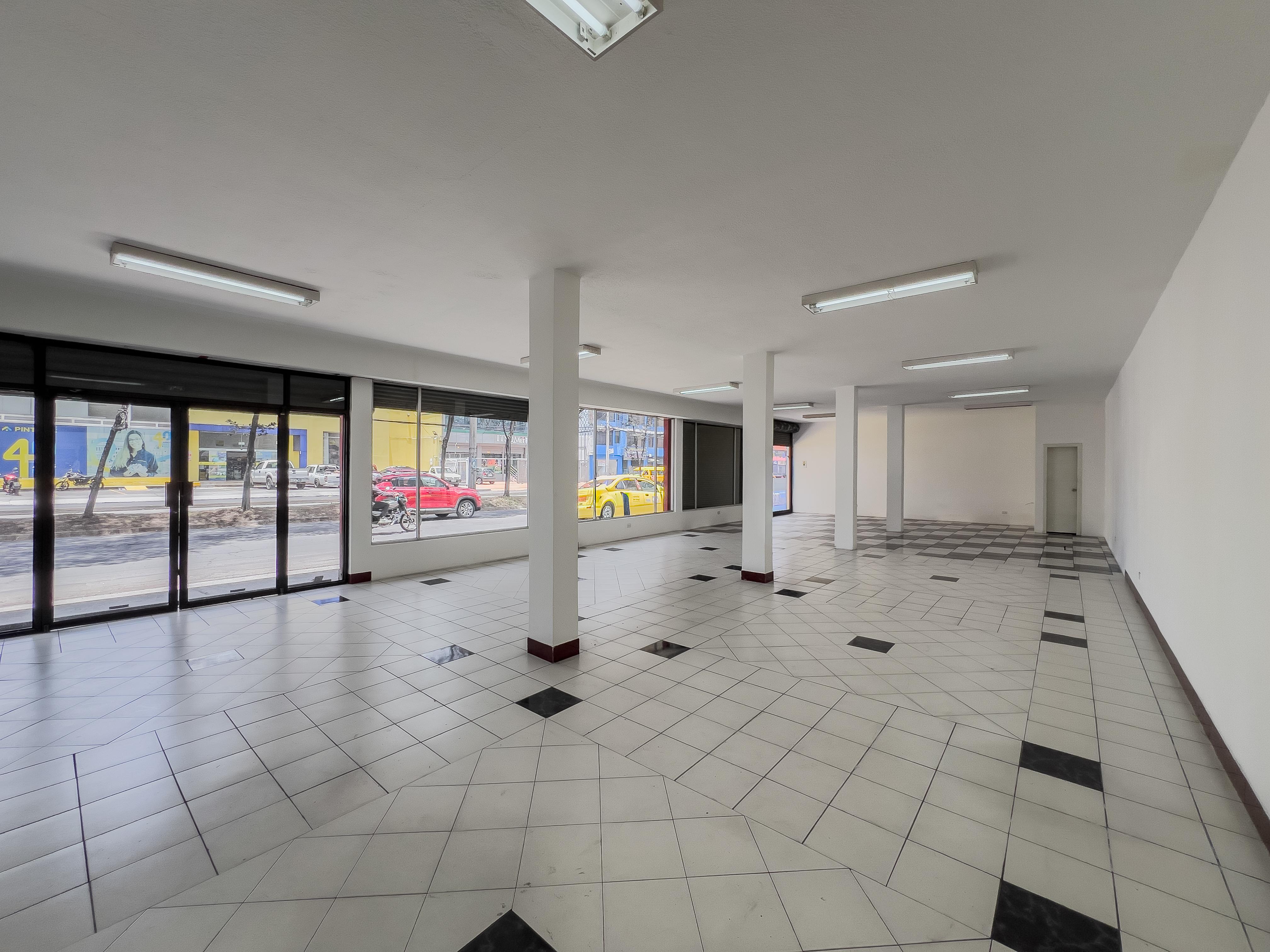 Local comercial con galpón