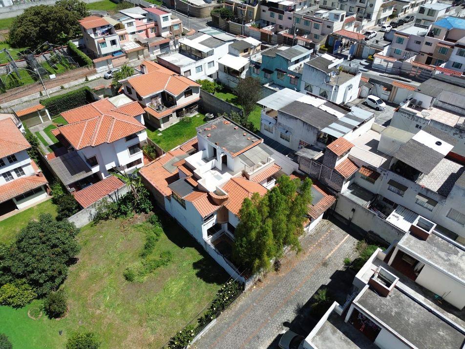Vivienda 3 pisos en El Retorno a 100m de la Uni. Ed. Madre Teresa, Caranqui