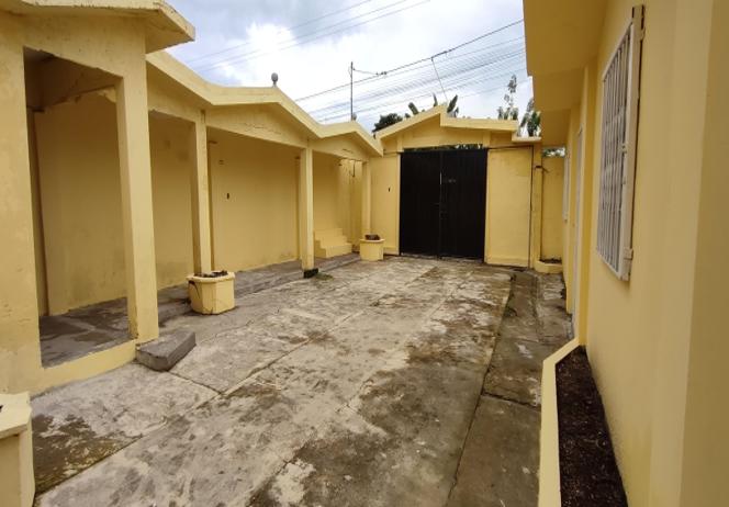 Casa Con Locales Comerciales, En La Independencia Quinindé