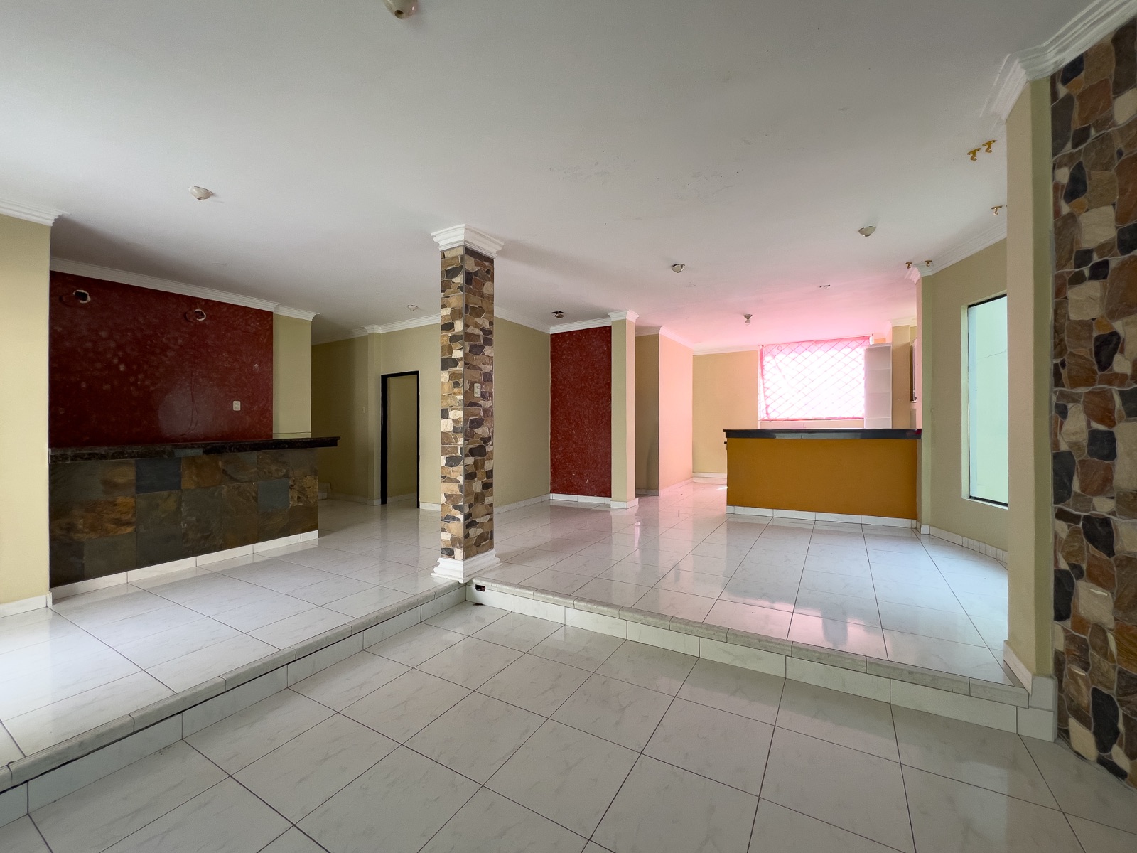 Vivienda de una casa y piscina en venta en Manta