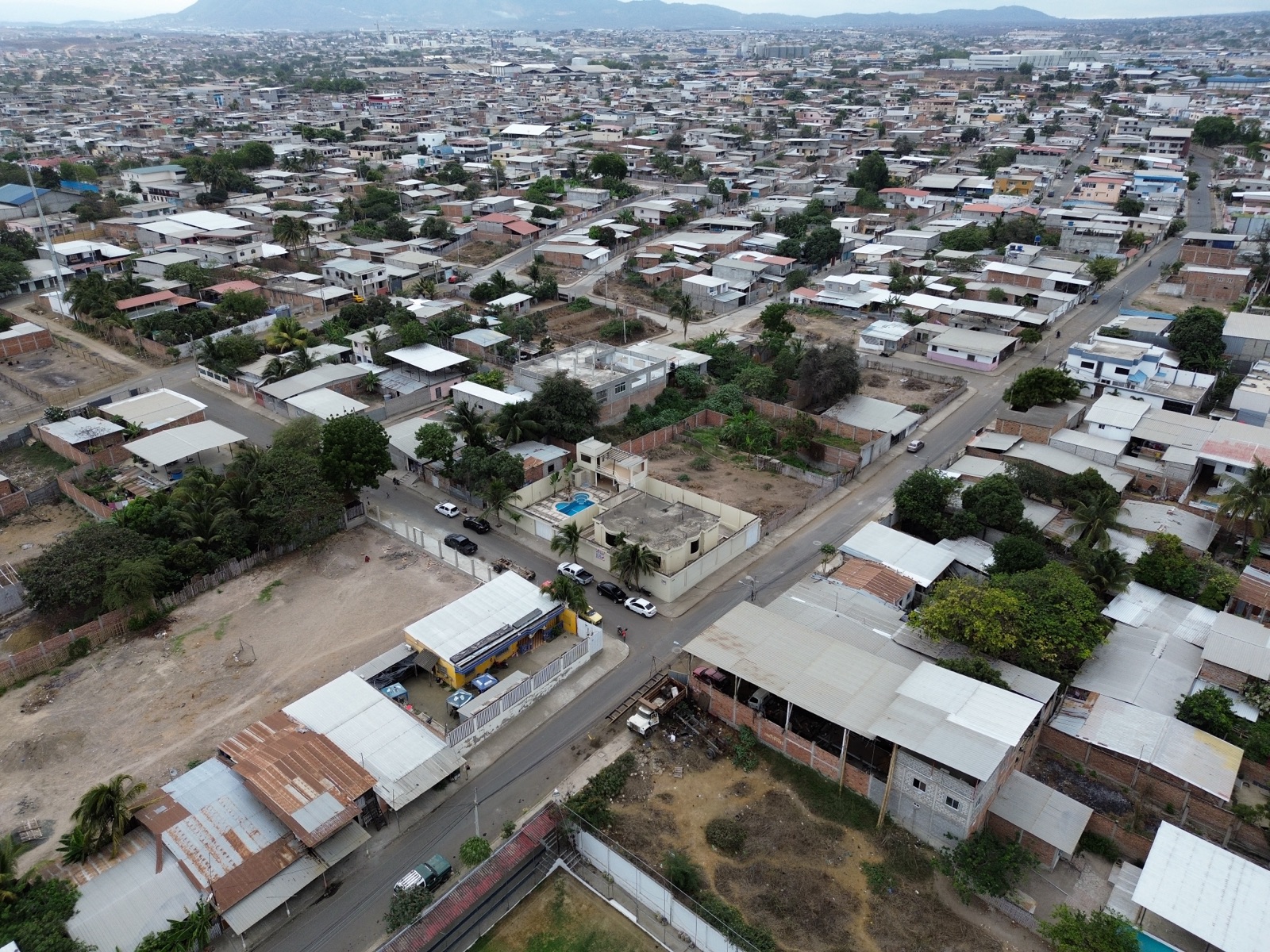Vivienda de una casa y piscina en venta en Manta