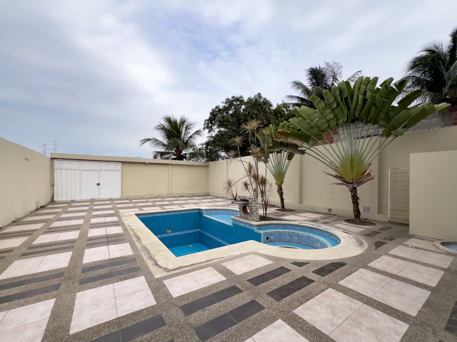 Vivienda de una casa y piscina en venta en Manta