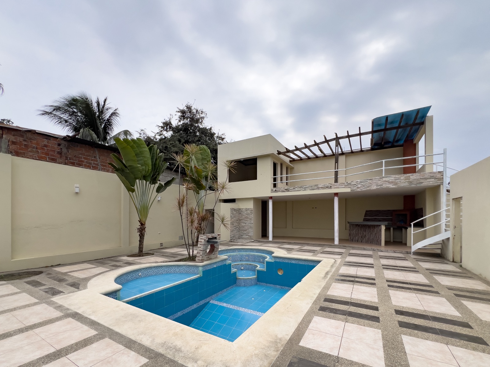 Vivienda de una casa y piscina en venta en Manta