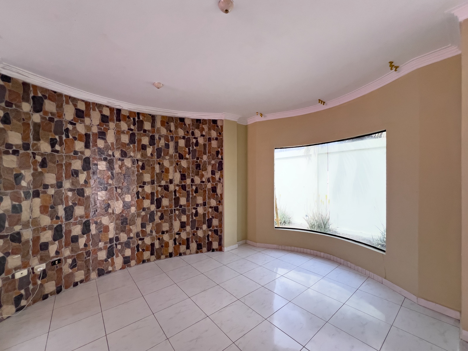 Vivienda de una casa y piscina en venta en Manta