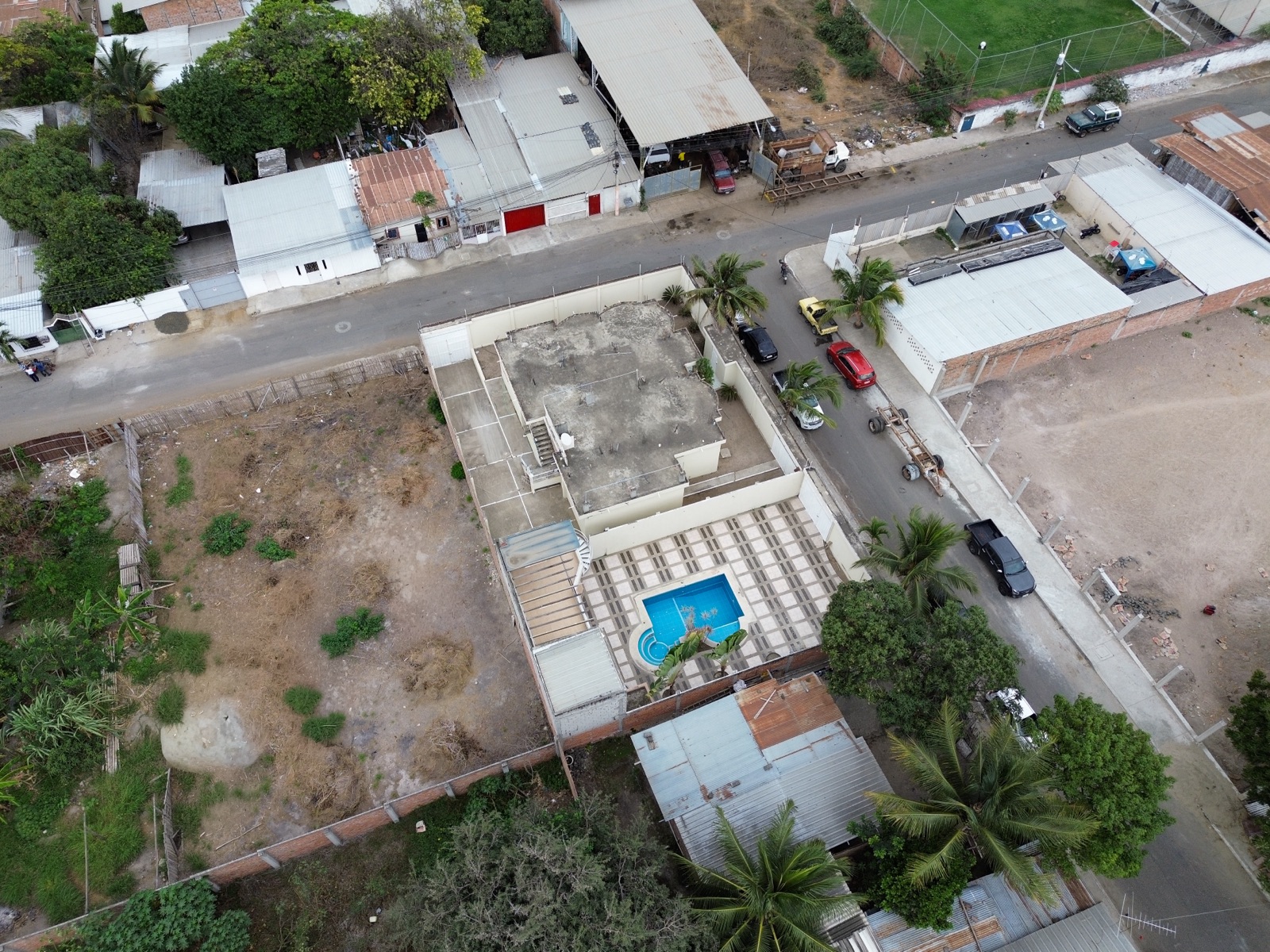 Vivienda de una casa y piscina en venta en Manta