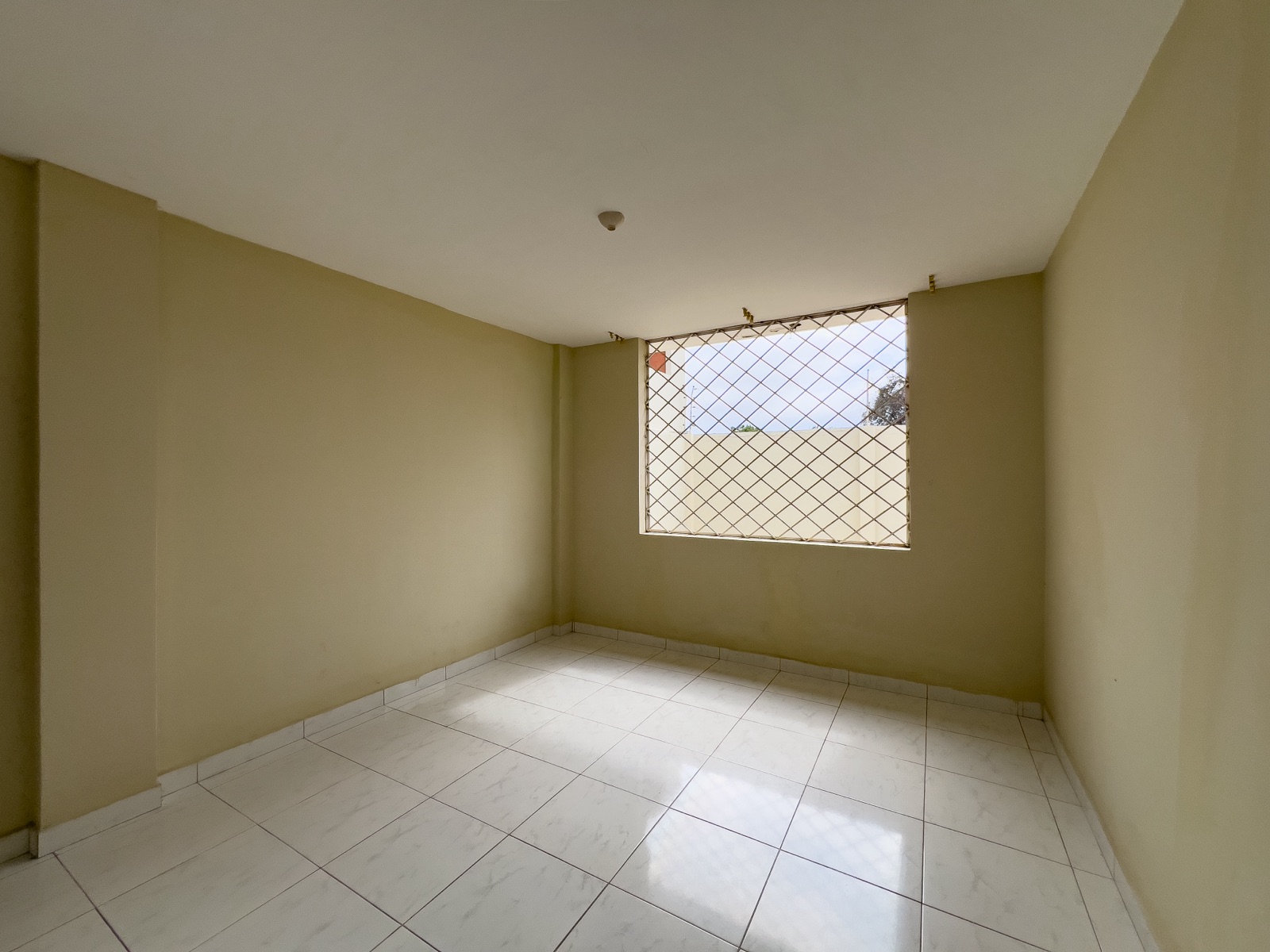 Vivienda de una casa y piscina en venta en Manta
