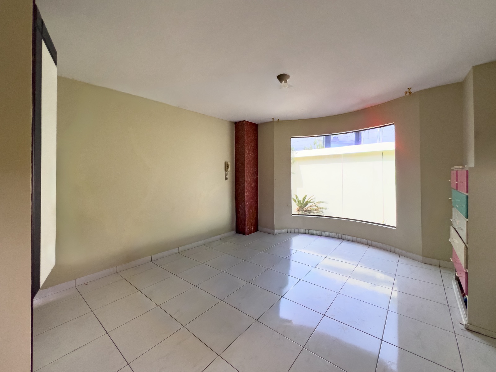 Vivienda de una casa y piscina en venta en Manta