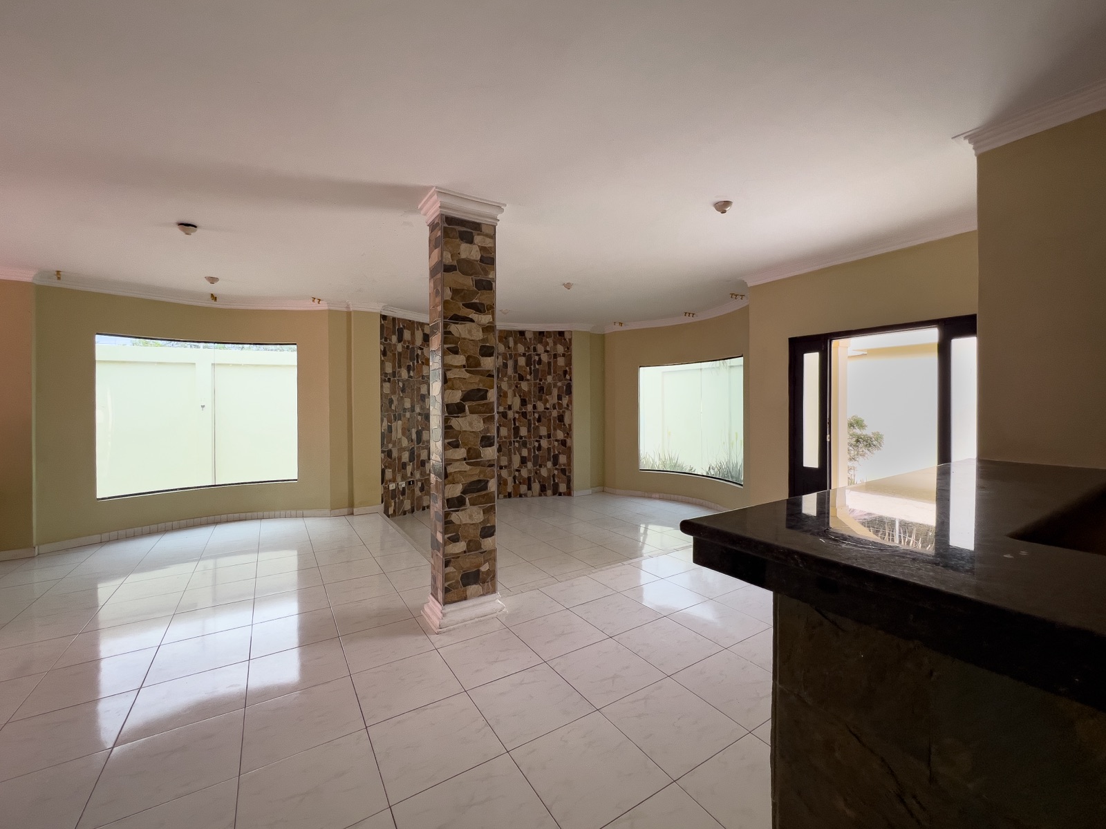 Vivienda de una casa y piscina en venta en Manta