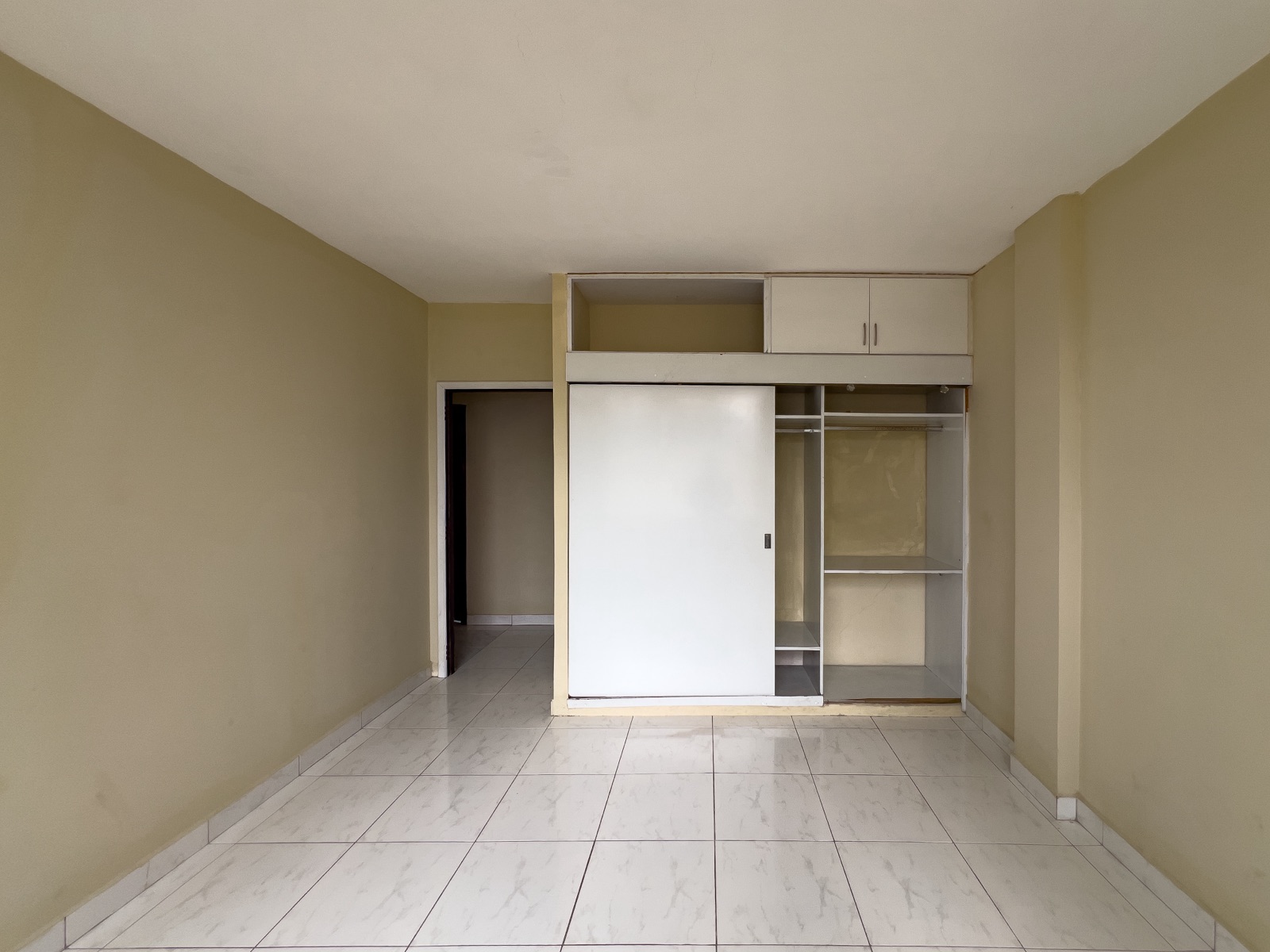 Vivienda de una casa y piscina en venta en Manta