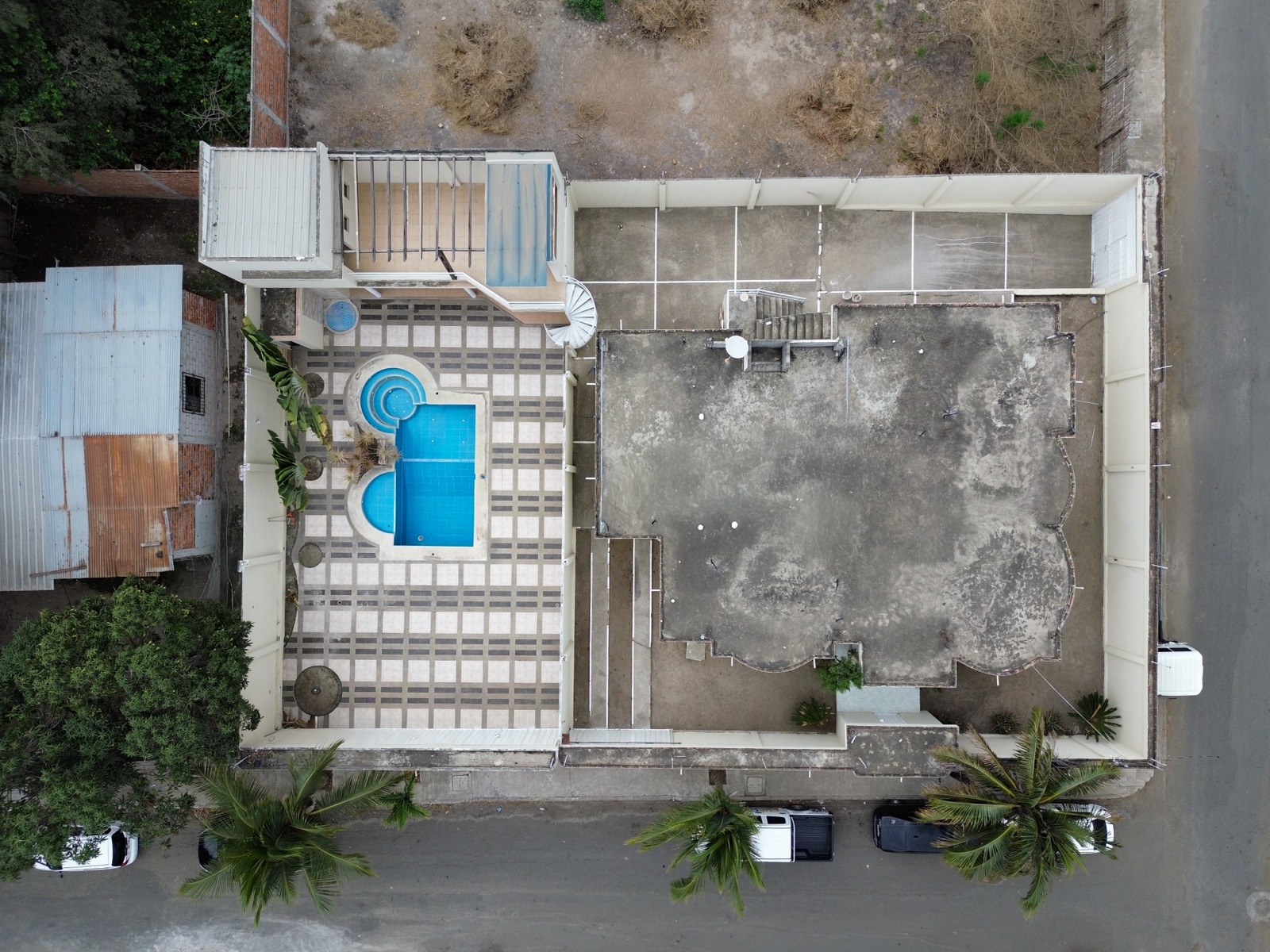 Vivienda de una casa y piscina en venta en Manta