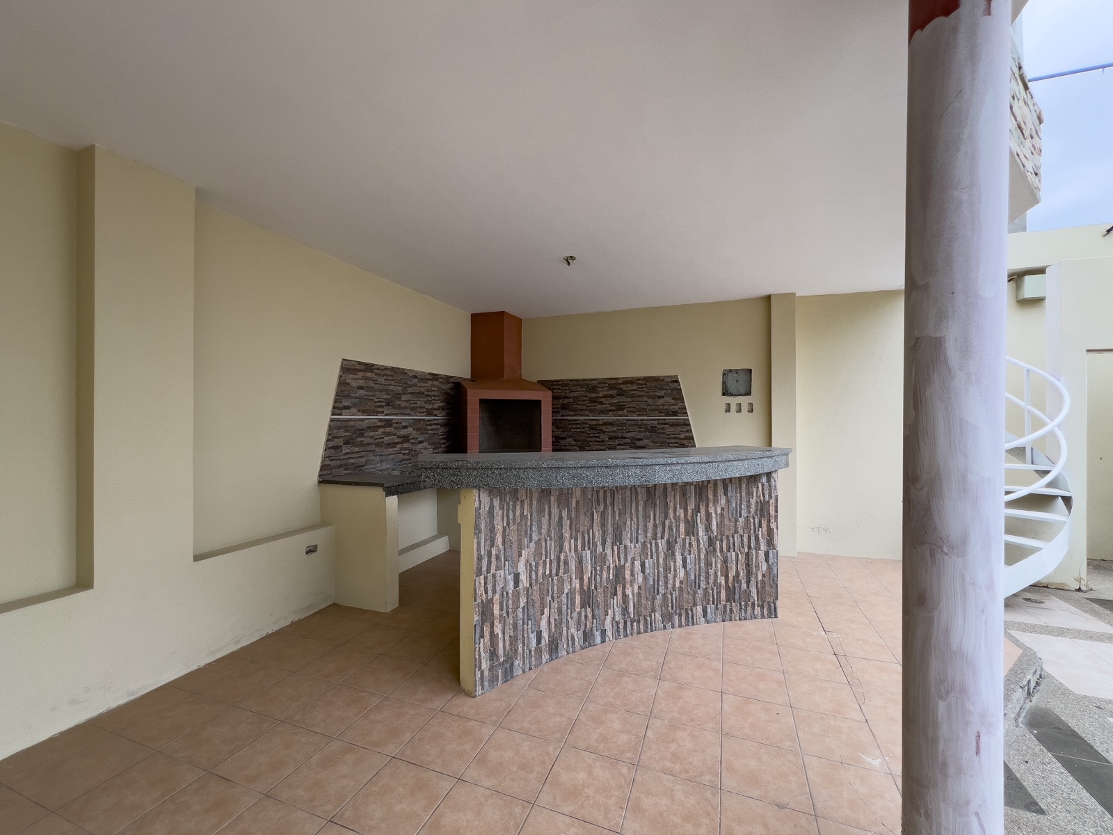 Vivienda de una casa y piscina en venta en Manta