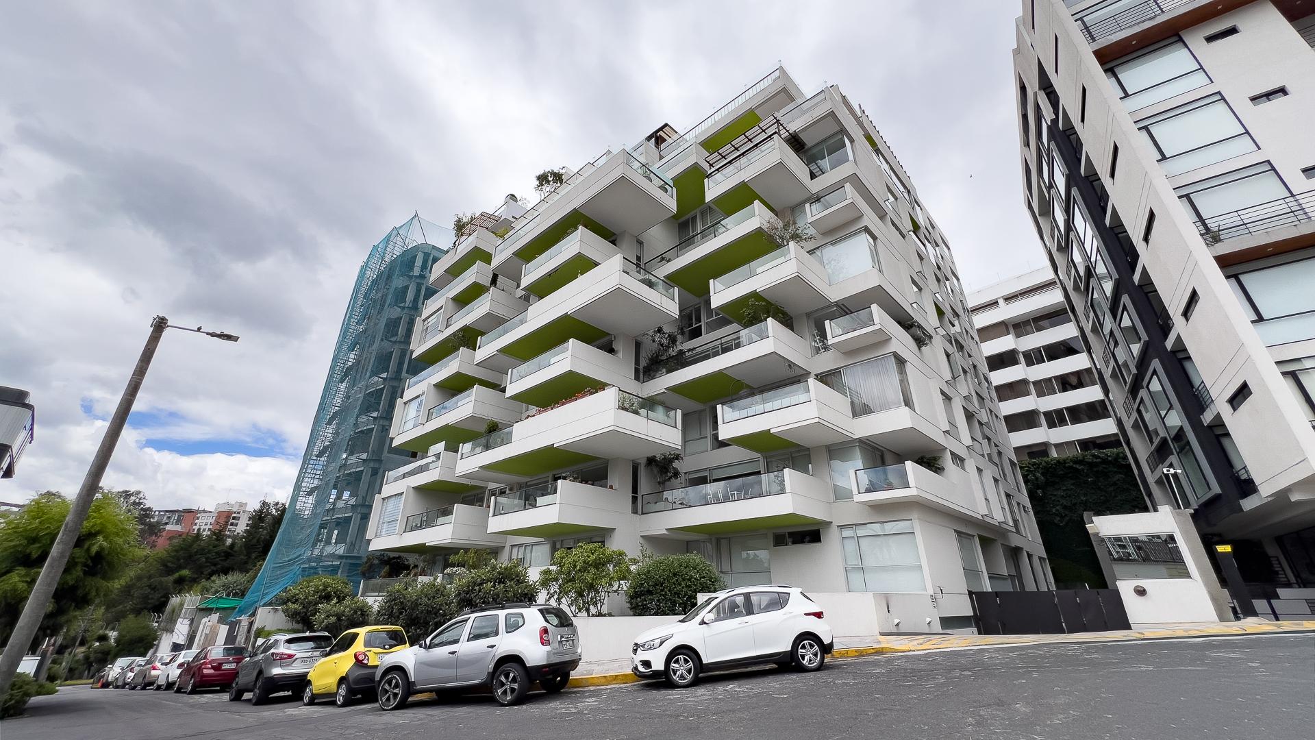 Departamento con balcón en la González Suárez
