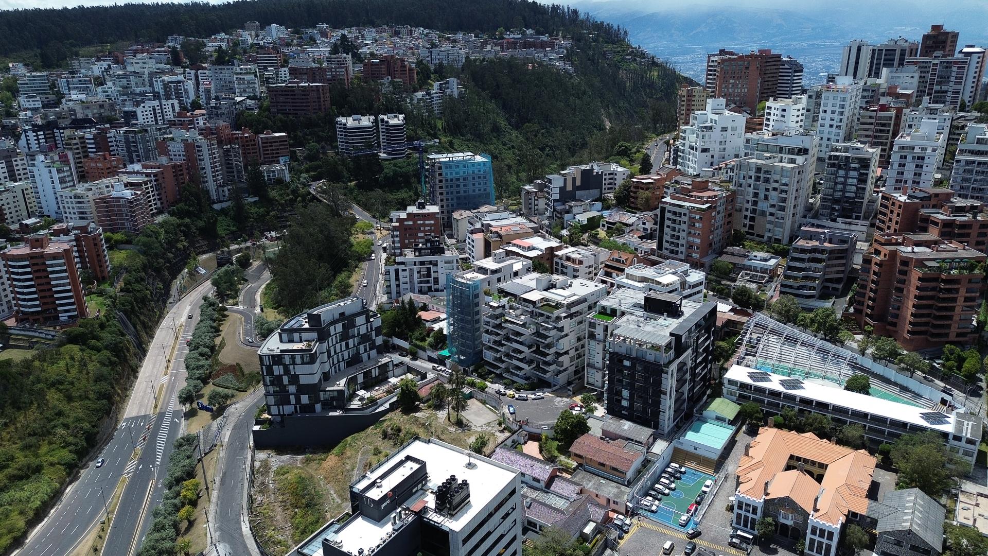 Departamento con balcón en la González Suárez