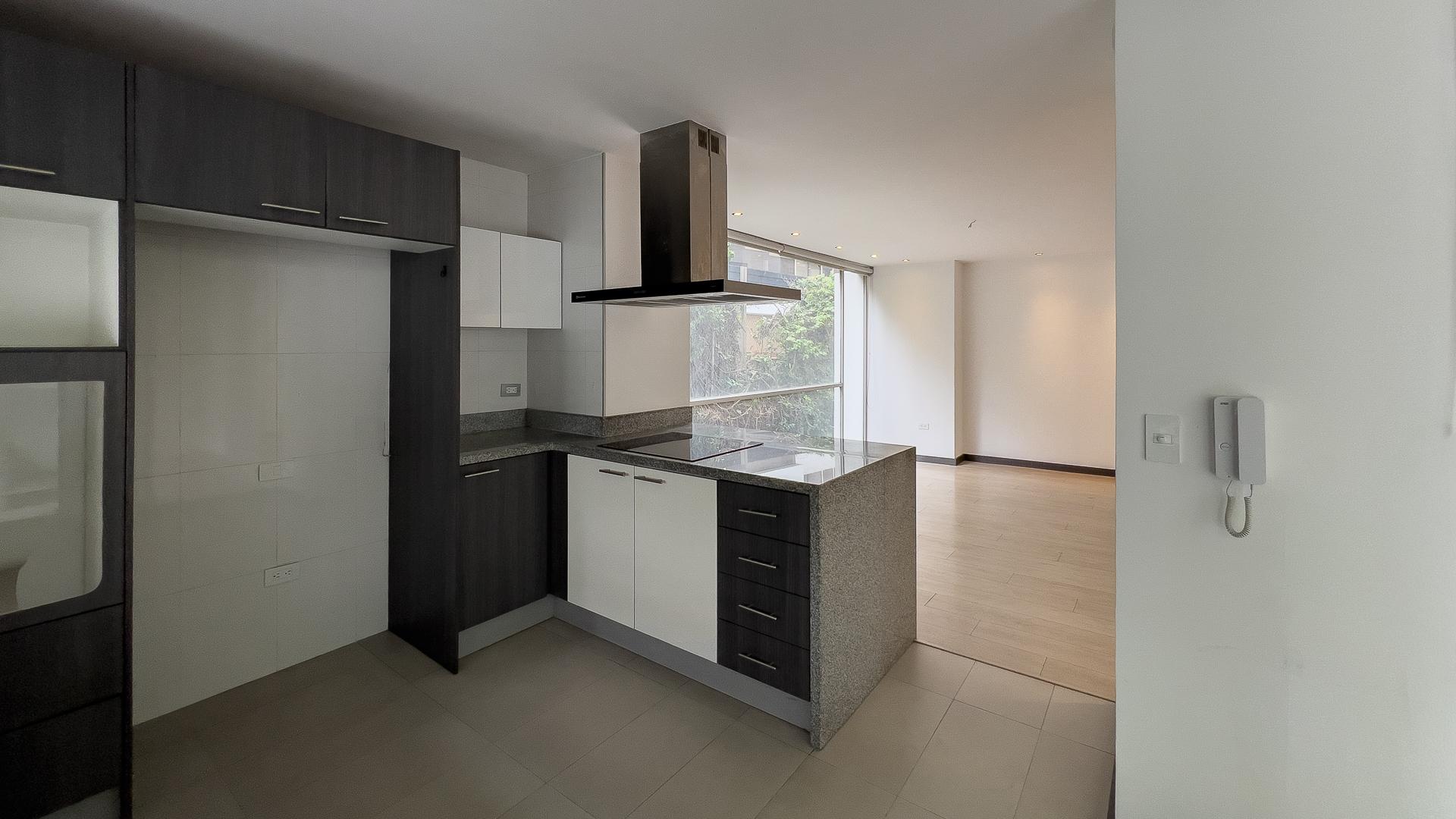 Departamento con balcón en la González Suárez