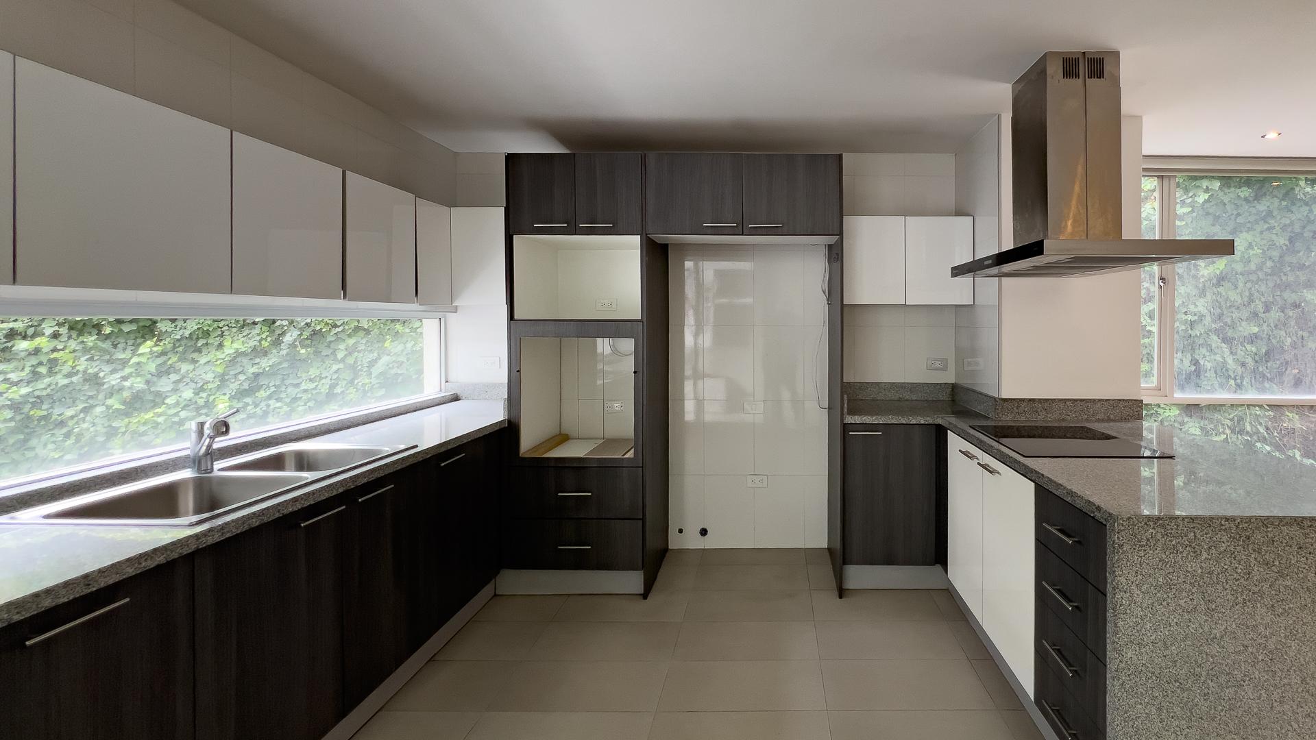 Departamento con balcón en la González Suárez