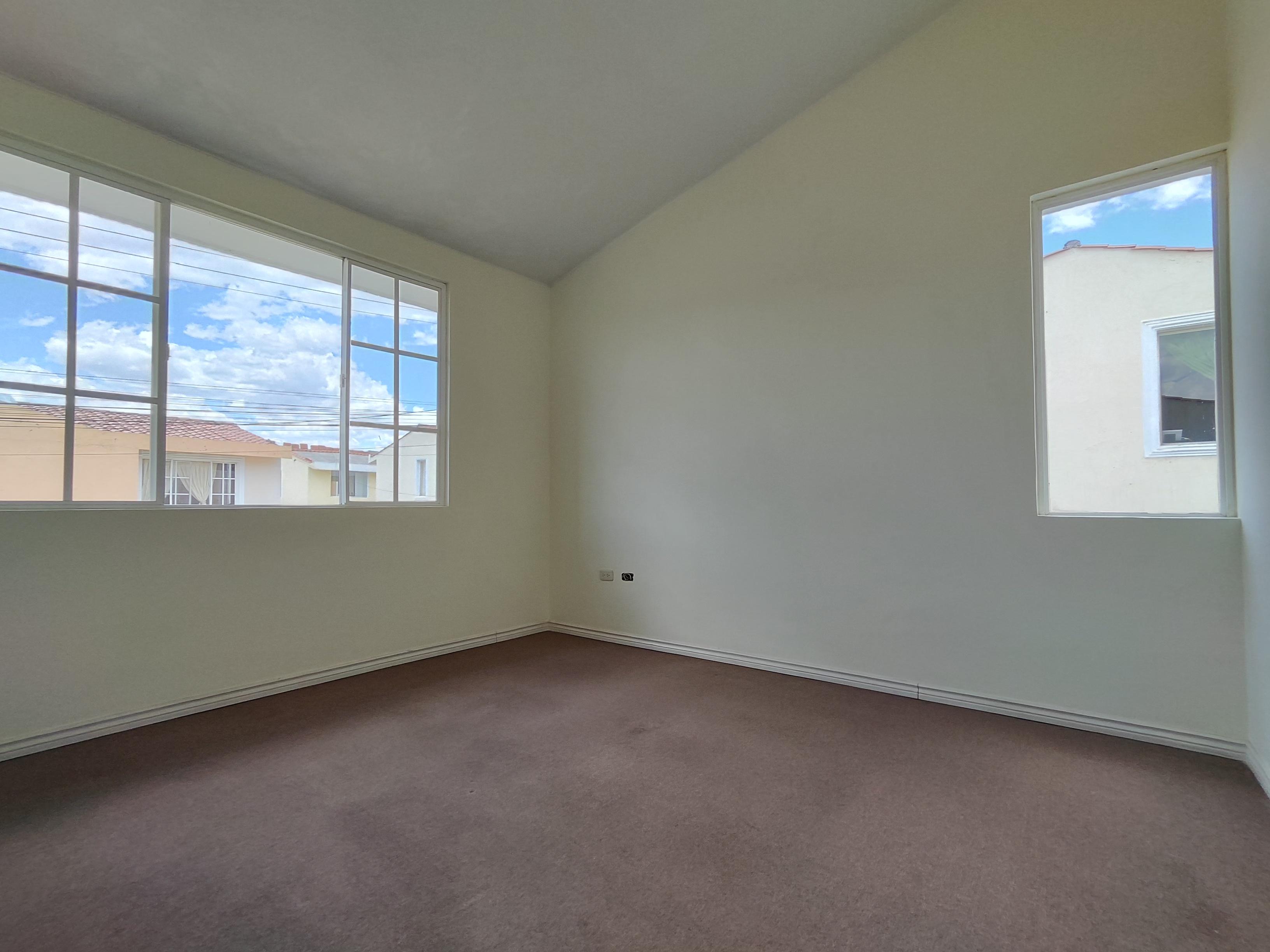 Casa en venta dentro de Conjunto Habitacional 