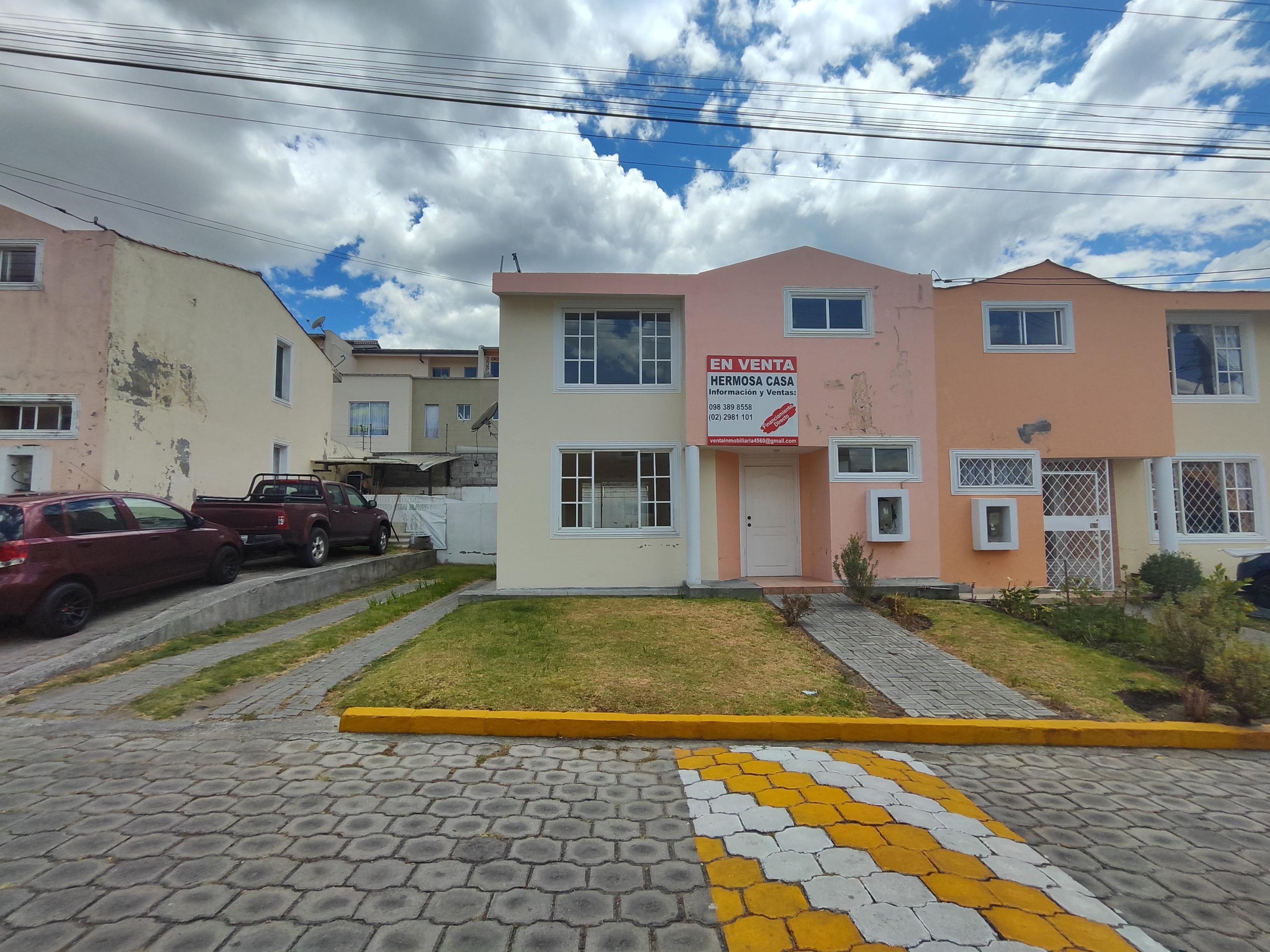 Casa en venta dentro de Conjunto Habitacional 