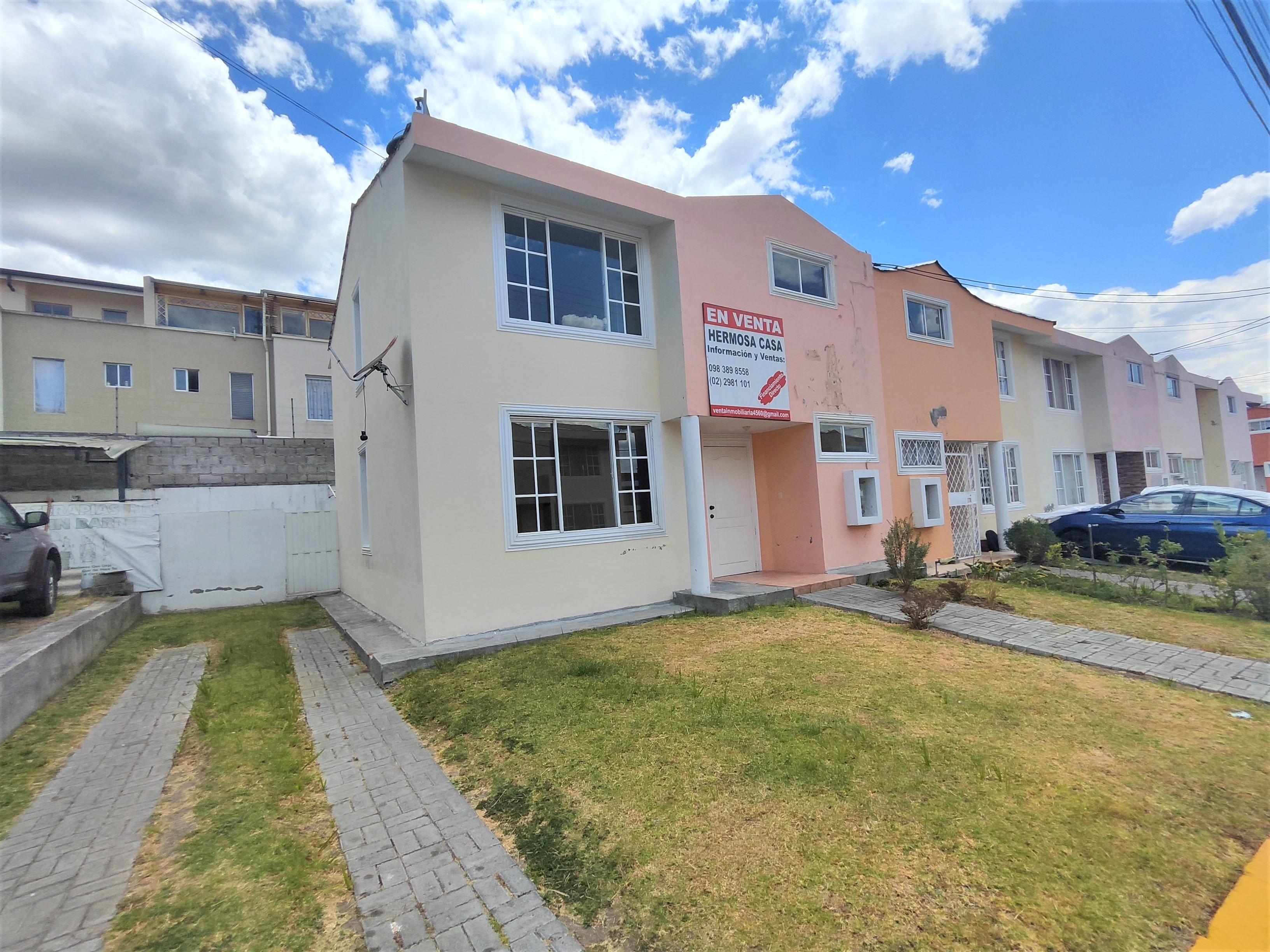 Casa en venta dentro de Conjunto Habitacional 