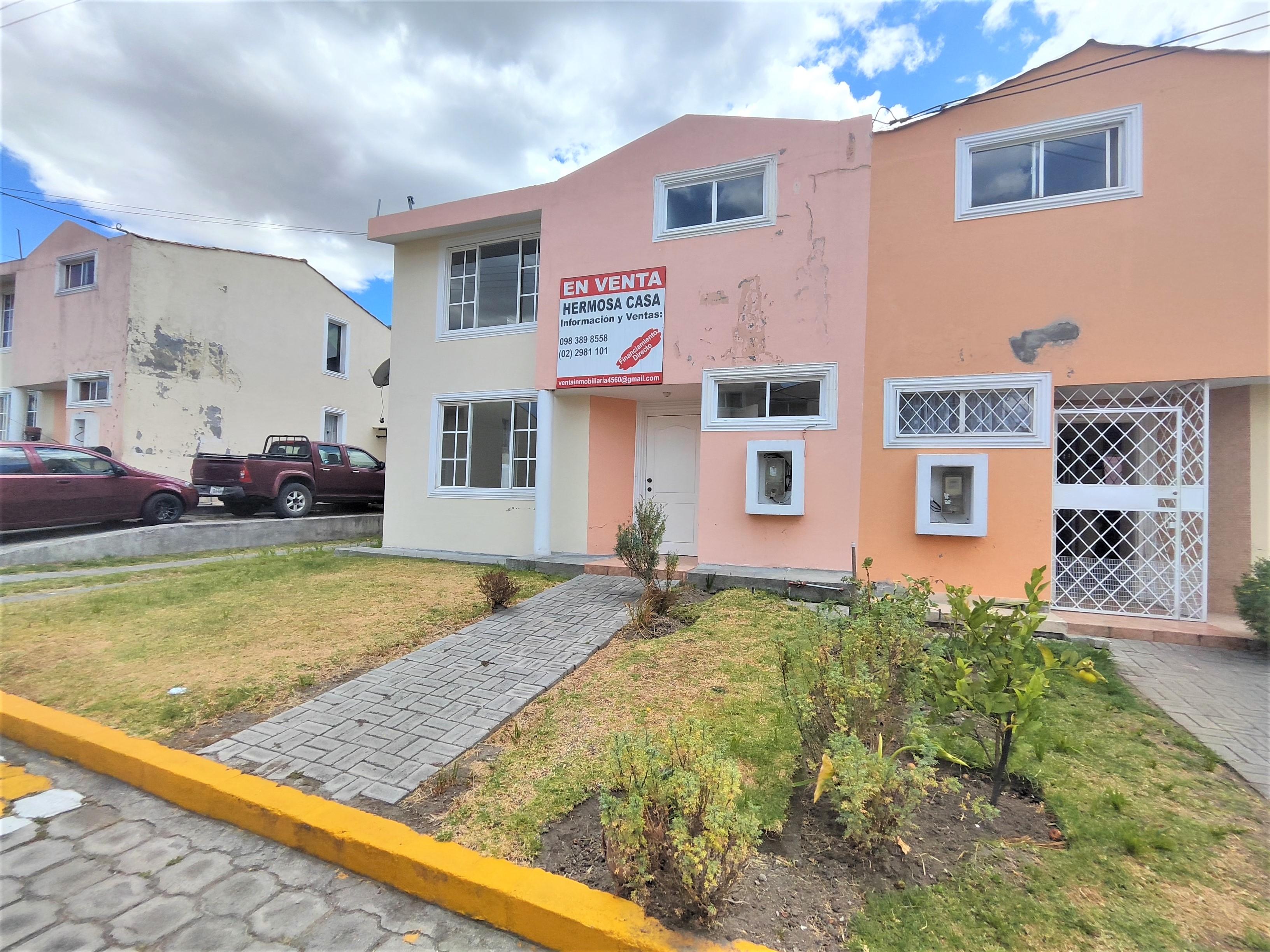 Casa en venta dentro de Conjunto Habitacional 