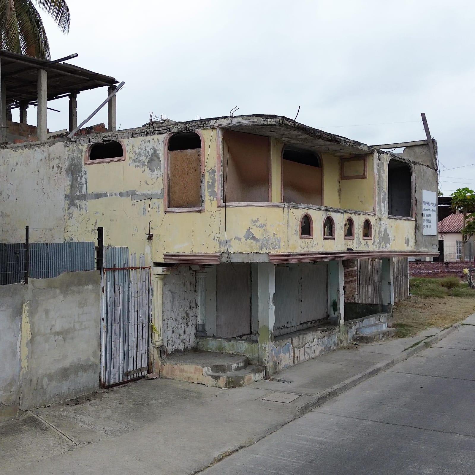 Terreno con casa en venta en Manta, Lotización el Porvenir, Calle J-3 Y J-8 Esquina