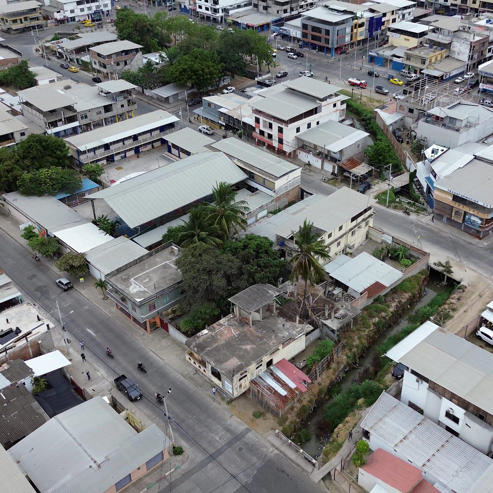 Terreno con casa en venta en Manta, Lotización el Porvenir, Calle J-3 Y J-8 Esquina