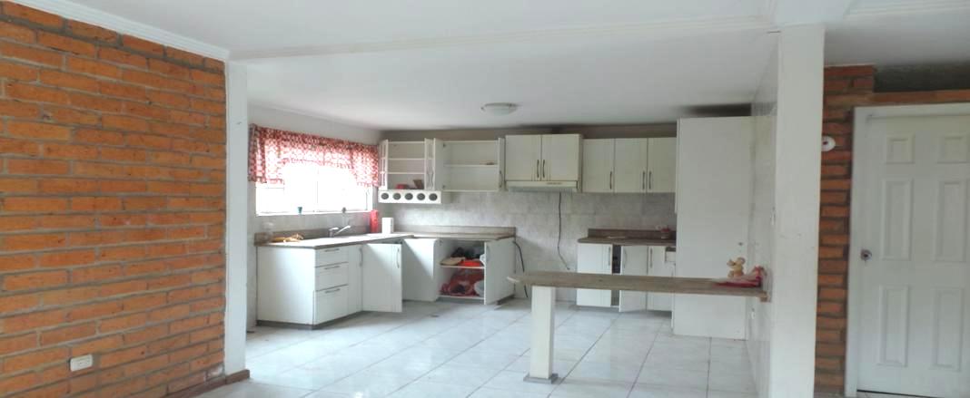 Casa de 3 Niveles en Urbanización Privada – Espacio, Seguridad y Confort en Cuenca