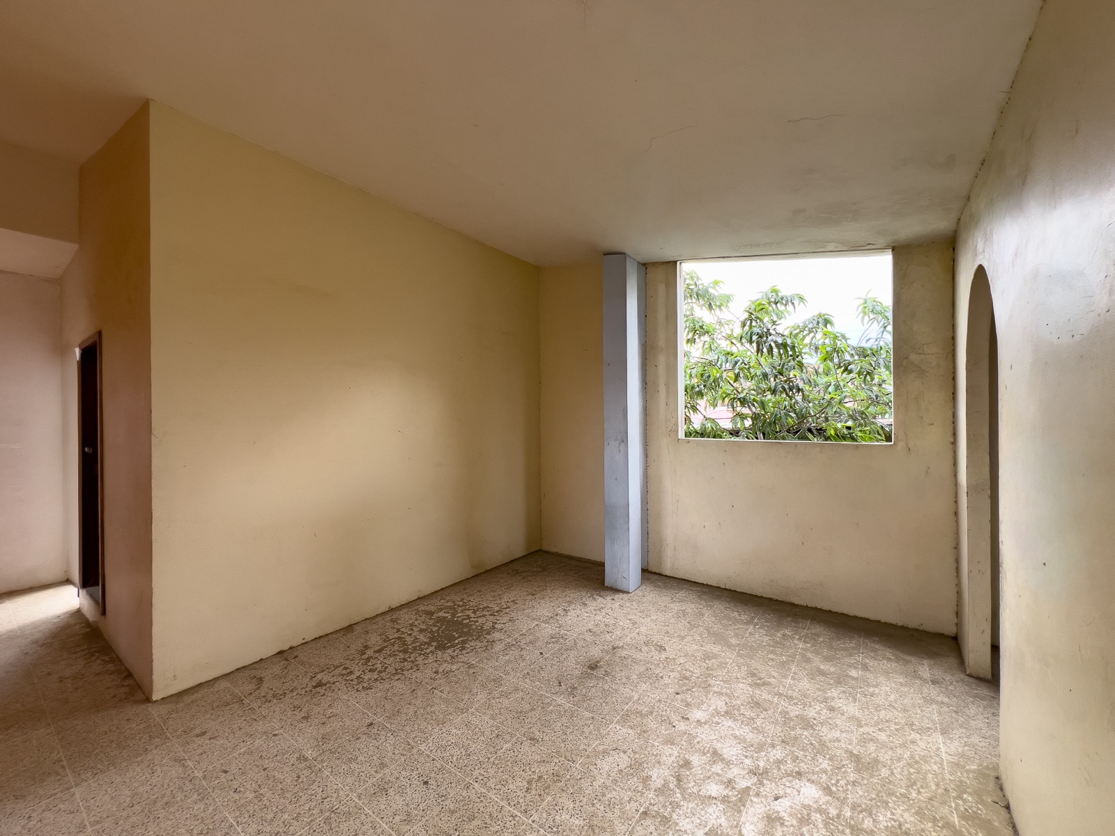 Oportunidad Residencial en Montecristi: Vivienda Bifamiliar con Potencial de Desarrollo