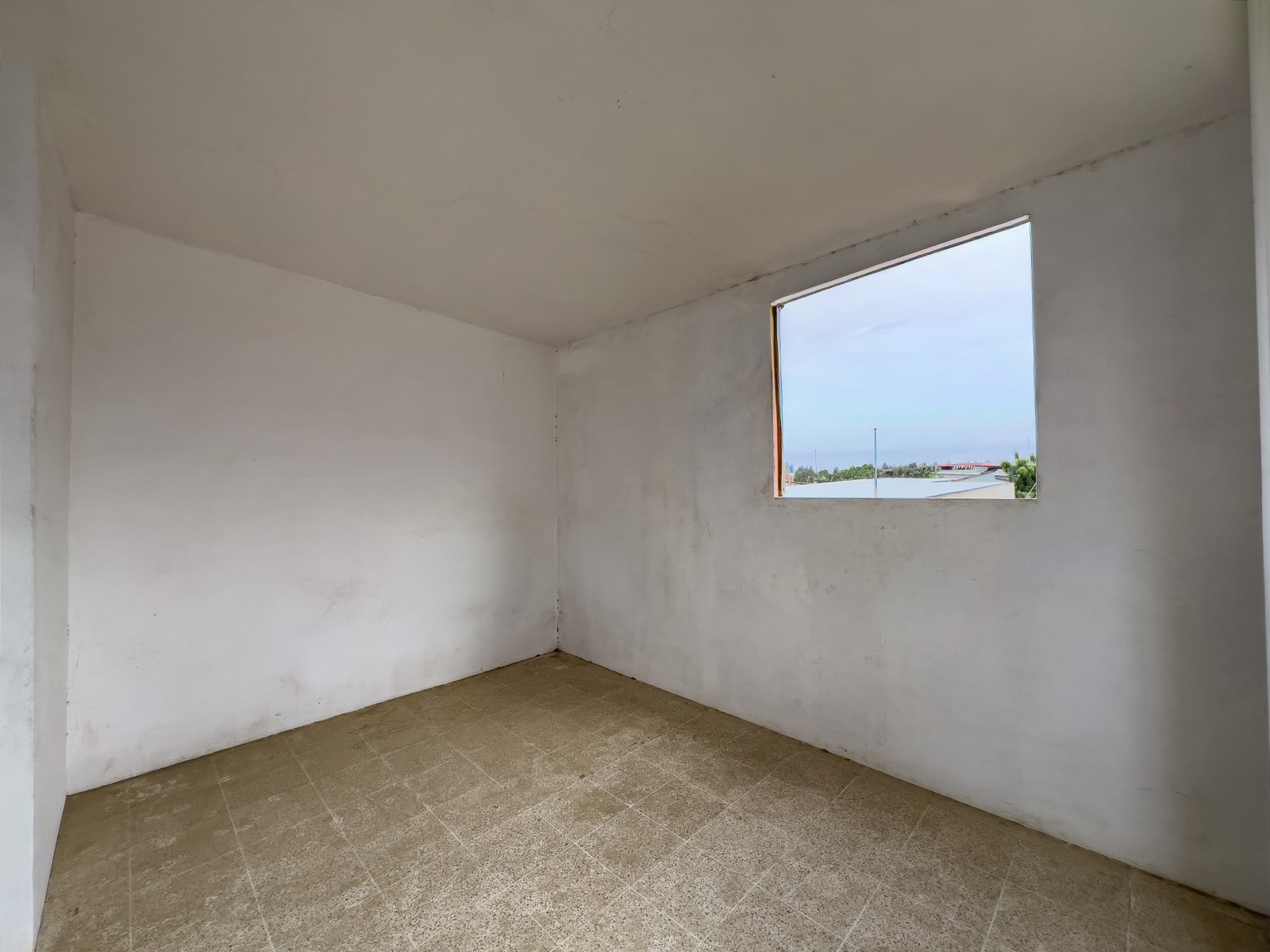 Oportunidad Residencial en Montecristi: Vivienda Bifamiliar con Potencial de Desarrollo