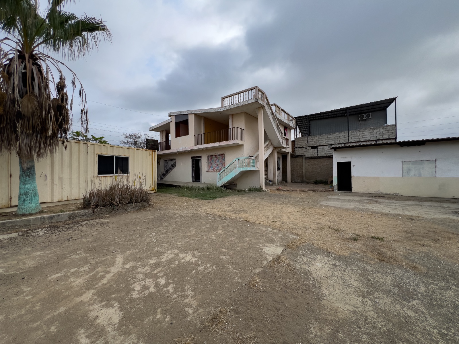 Oportunidad Residencial en Montecristi: Vivienda Bifamiliar con Potencial de Desarrollo