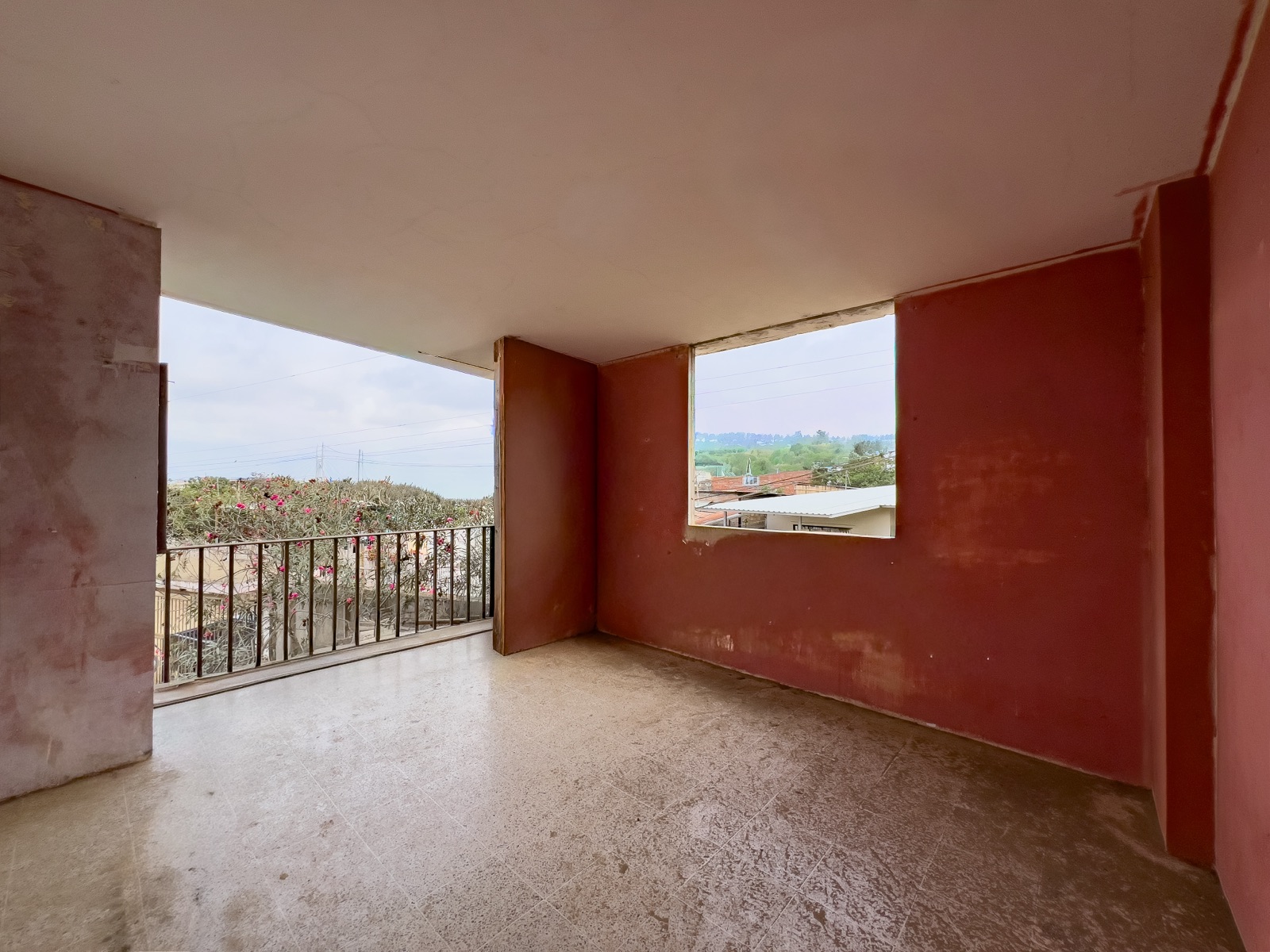 Oportunidad Residencial en Montecristi: Vivienda Bifamiliar con Potencial de Desarrollo