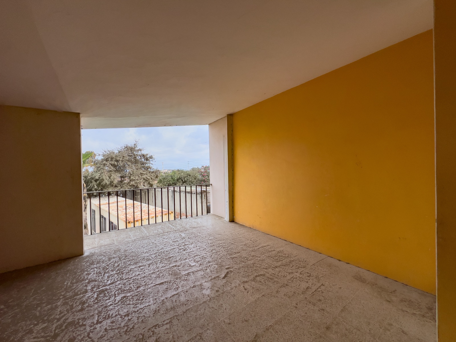 Oportunidad Residencial en Montecristi: Vivienda Bifamiliar con Potencial de Desarrollo