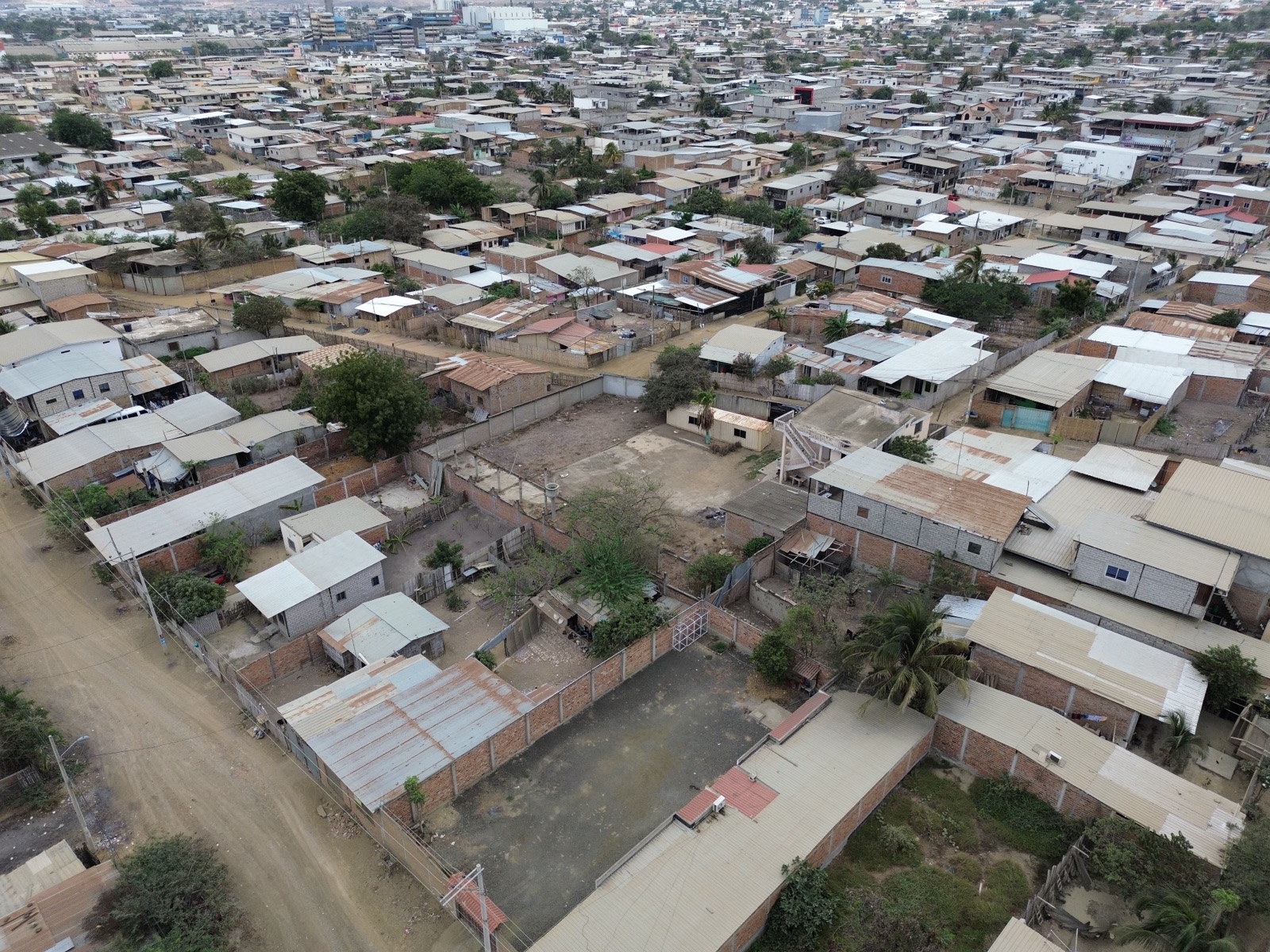 Oportunidad Residencial en Montecristi: Vivienda Bifamiliar con Potencial de Desarrollo