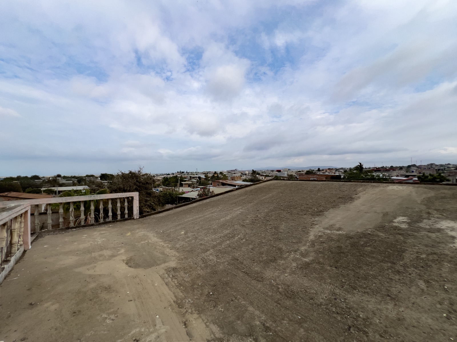 Oportunidad Residencial en Montecristi: Vivienda Bifamiliar con Potencial de Desarrollo