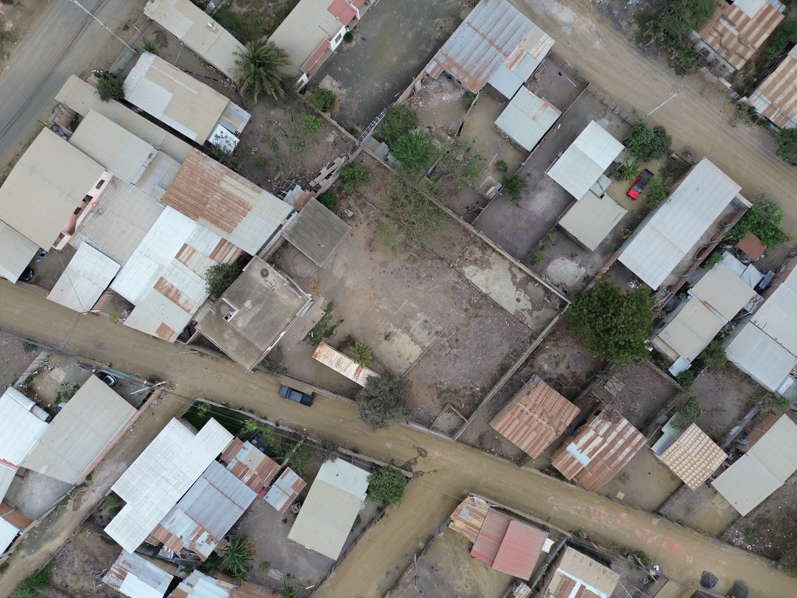 Oportunidad Residencial en Montecristi: Vivienda Bifamiliar con Potencial de Desarrollo
