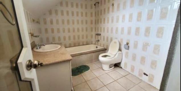 Casa de 3 Niveles en Urbanización Privada – Espacio, Seguridad y Confort en Cuenca
