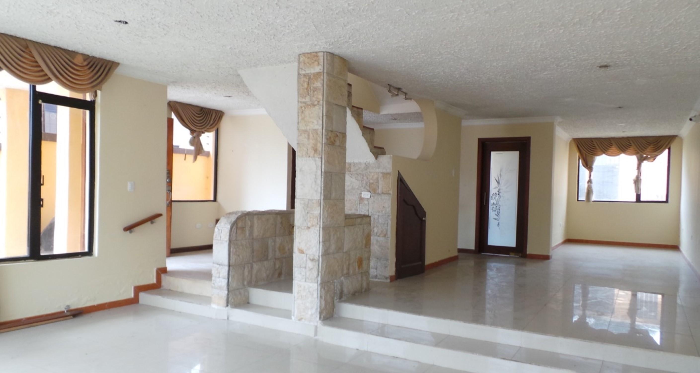 Casa de 3 plantas en el Condado