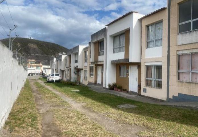 Casa aplica a crédito VIP, en Lulumbamba, San Antonio de Pichincha