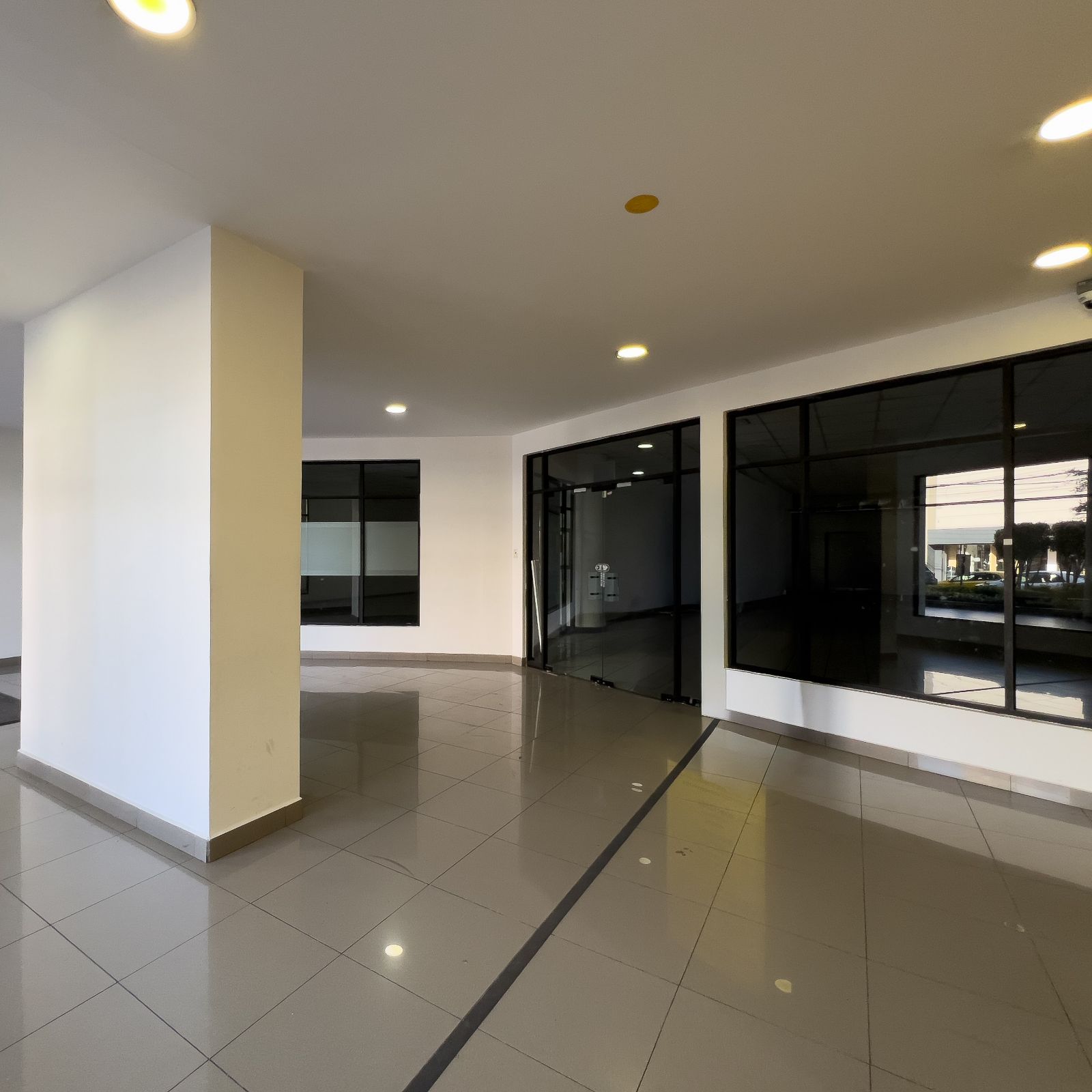 Oficinas, locales comerciales, bodegas y estacionamientos en Edificio Centrum, El Bosque