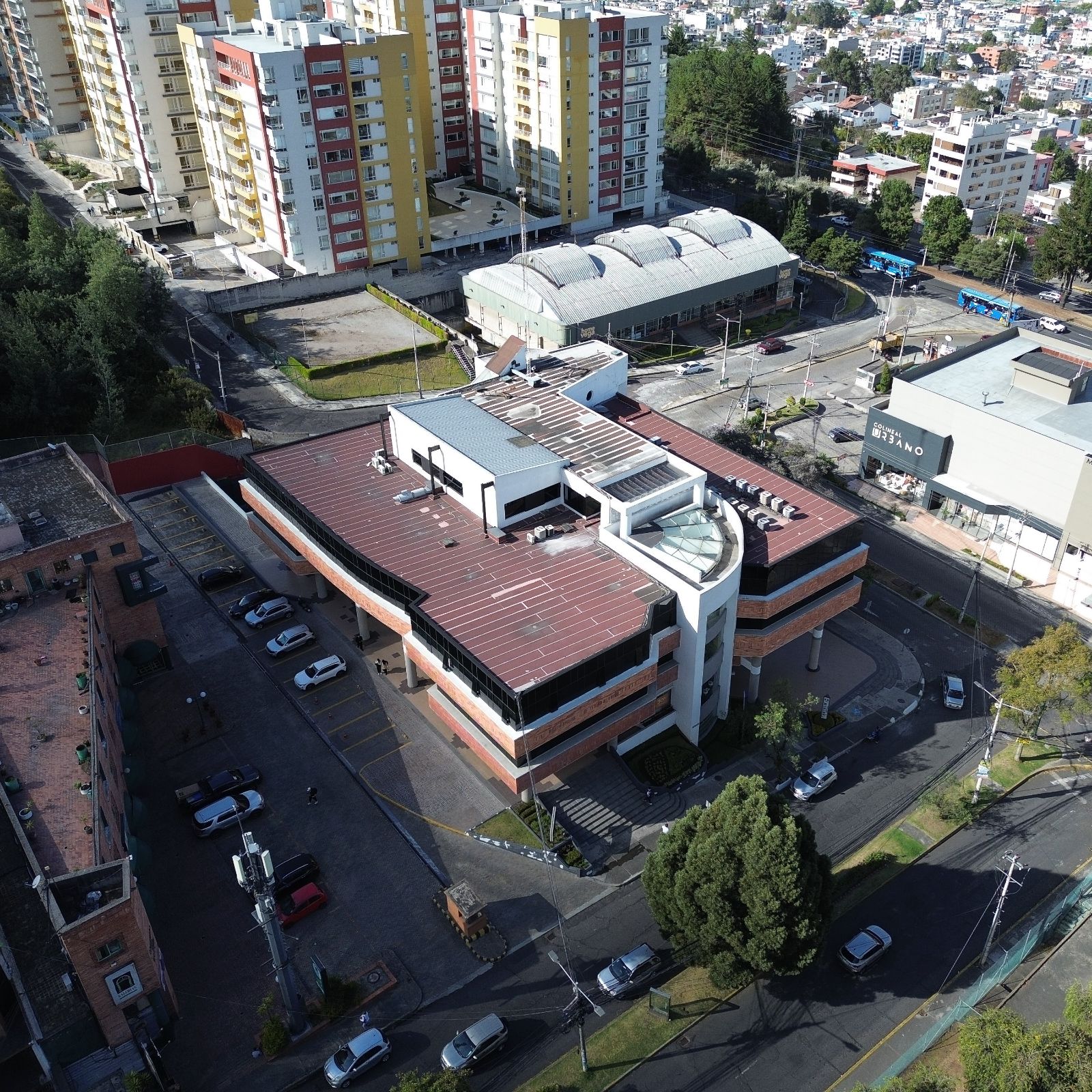 Oficinas, locales comerciales, bodegas y estacionamientos en Edificio Centrum, El Bosque