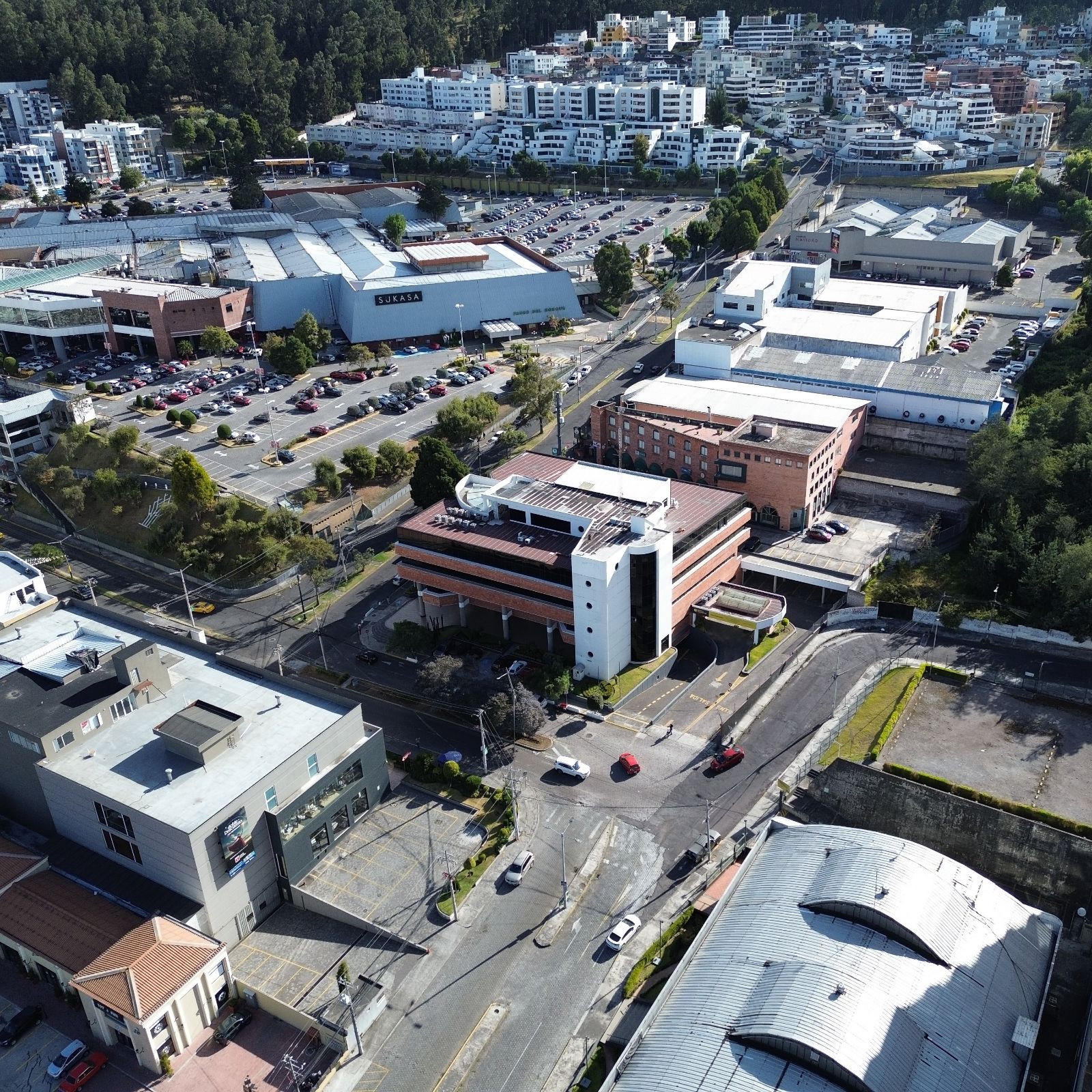 Oficinas, locales comerciales, bodegas y estacionamientos en Edificio Centrum, El Bosque